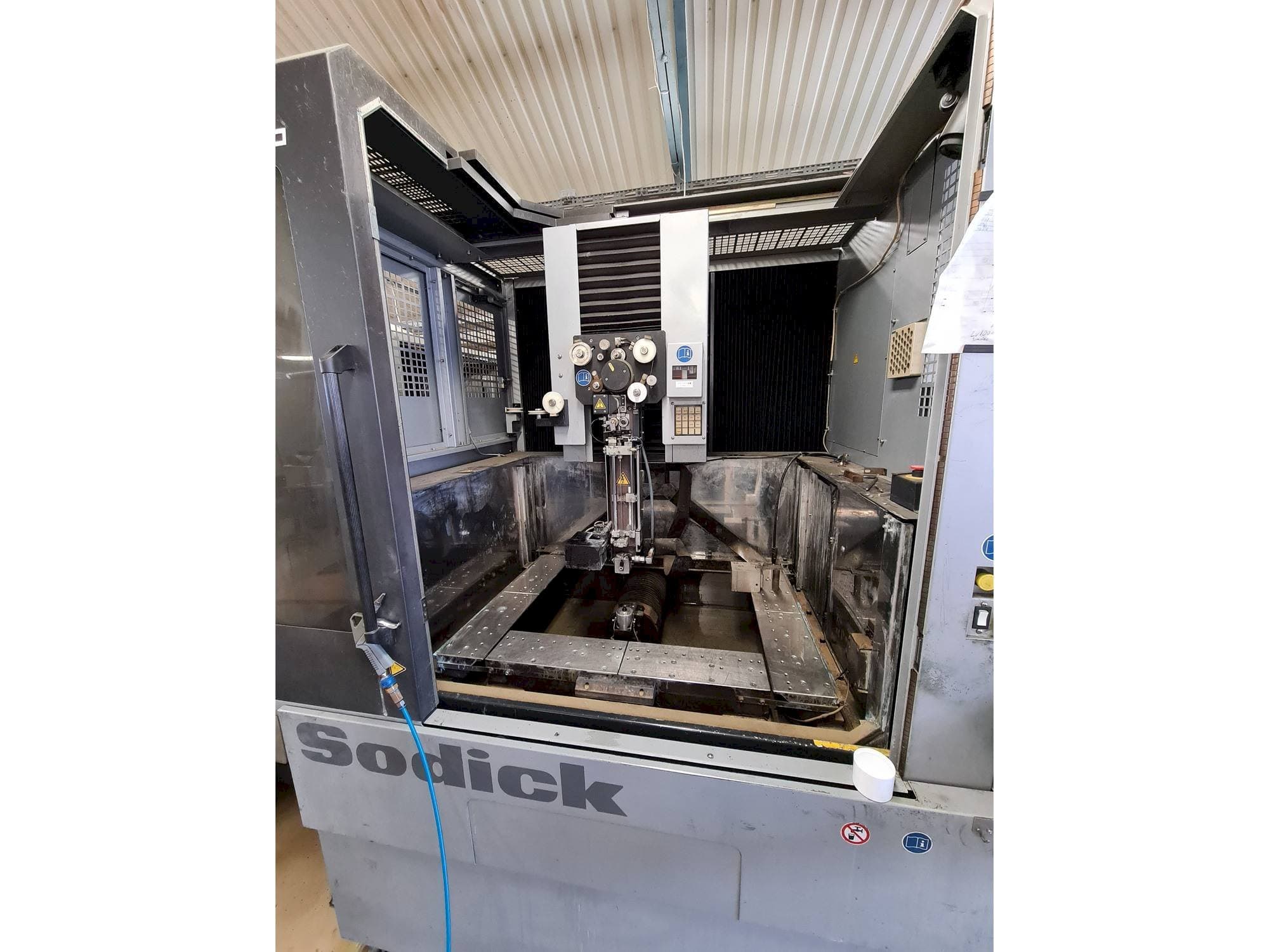 Vista frontal de la máquina Sodick AQ750L