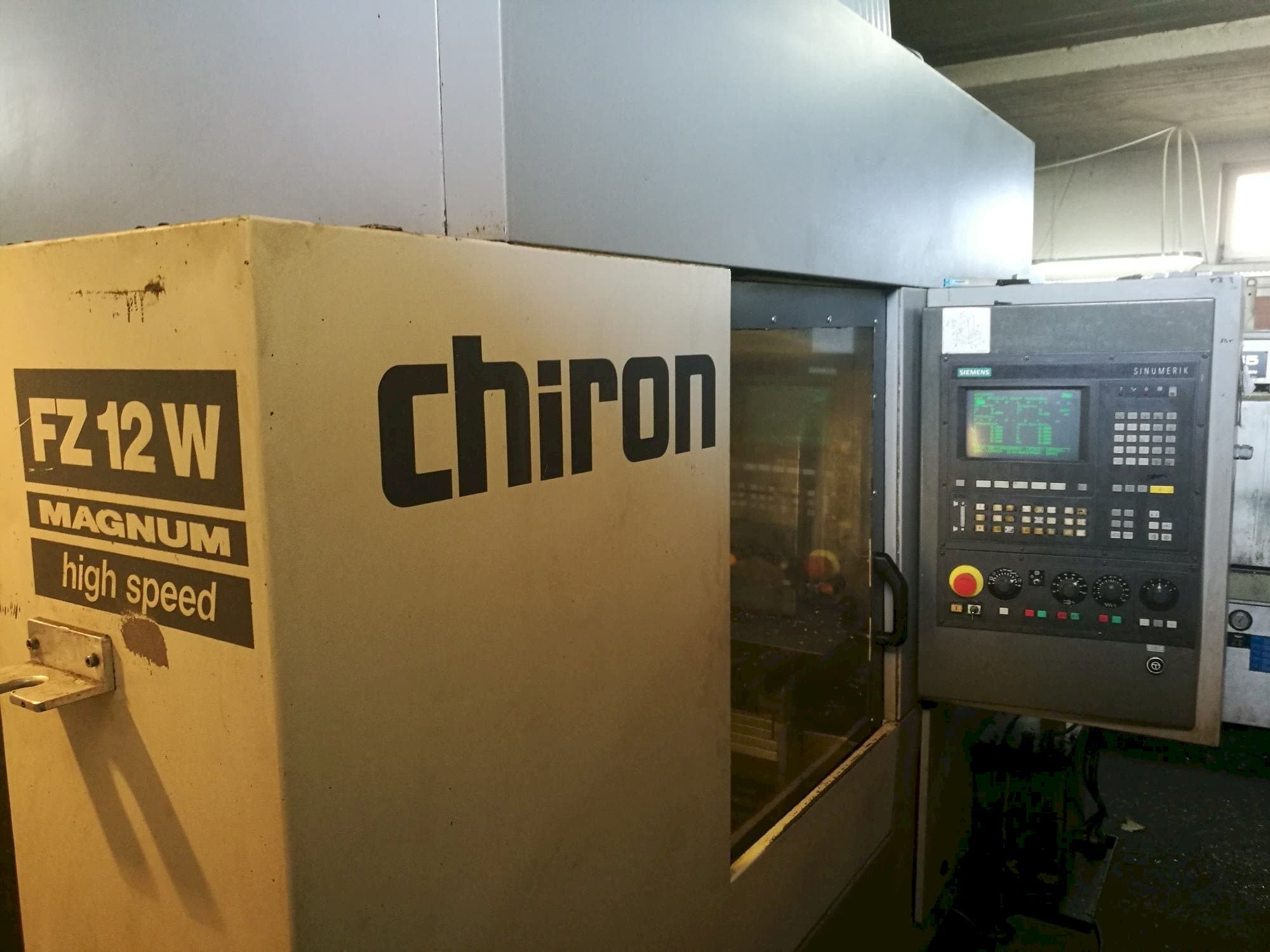 Vista frontal de la máquina CHIRON FZ 12 W Magnum