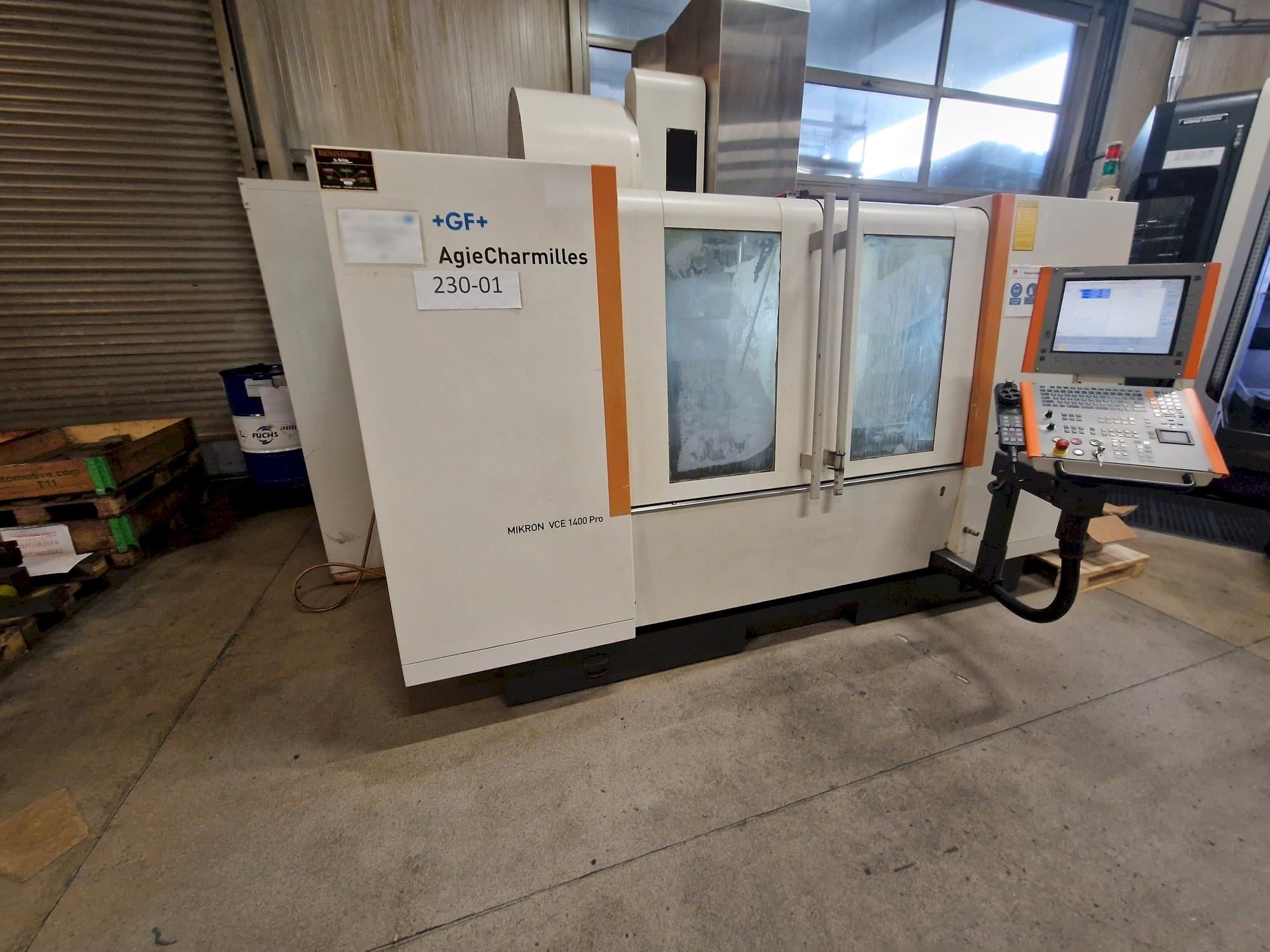 Vista lateral izquierda de la máquina AgieCharmilles MIKRON VCE 1400 PRO