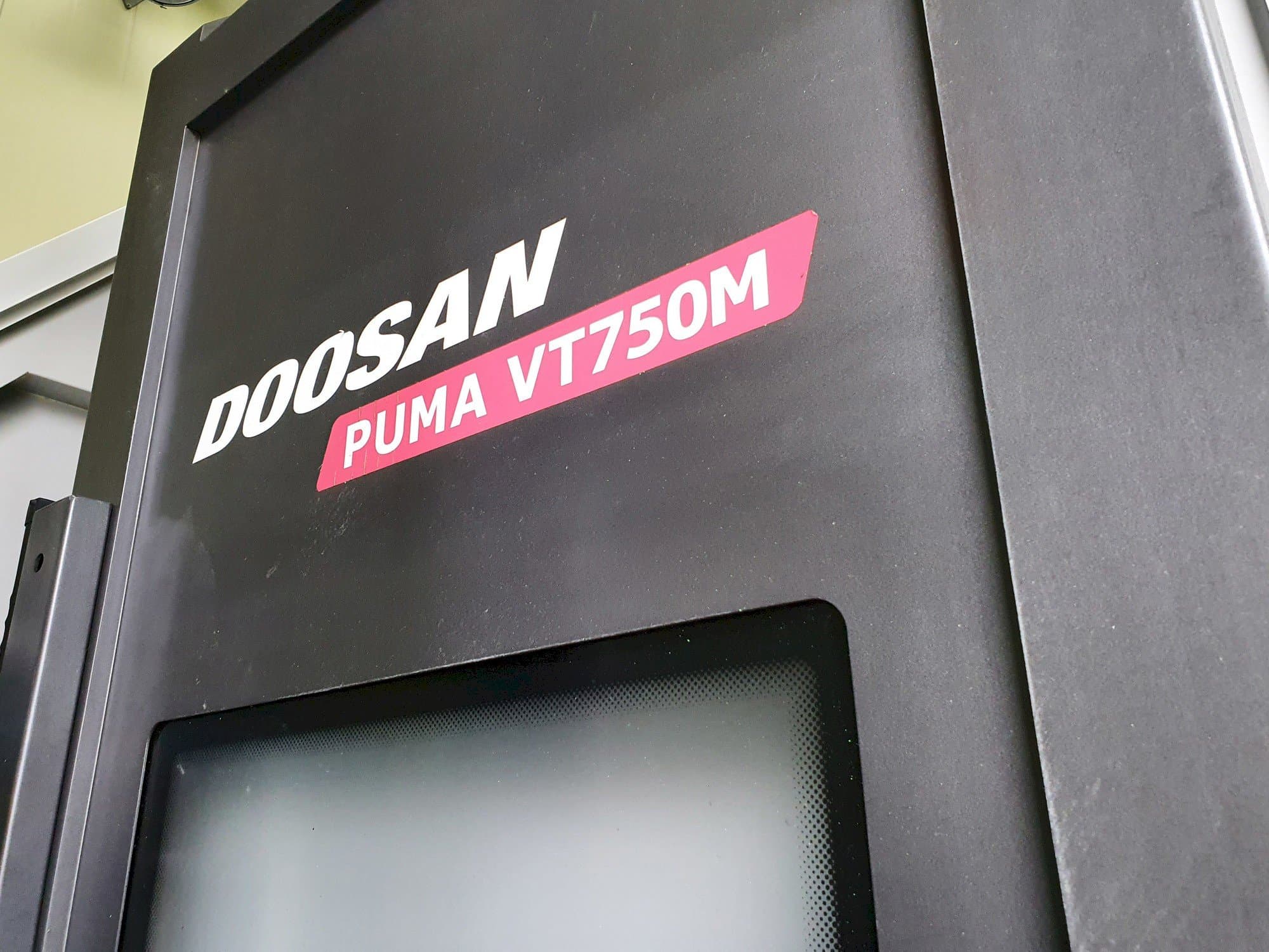 Vista frontal de la máquina Doosan PUMA VT750M