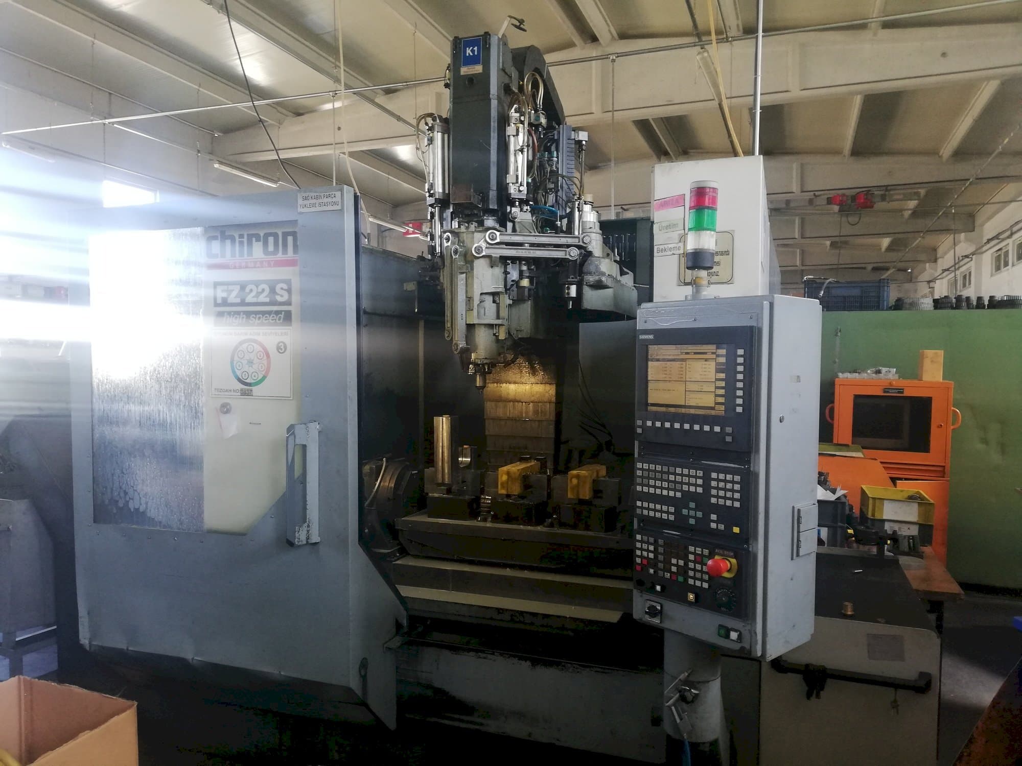 Vista frontal de la máquina CHIRON FZ 22 S