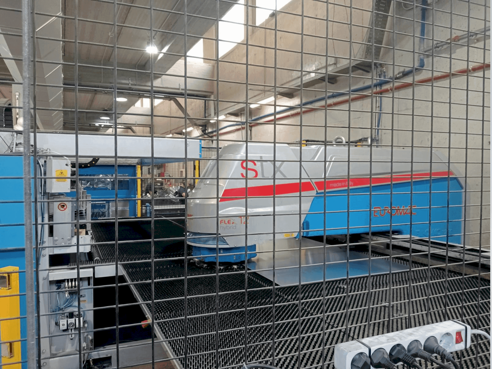 Vista frontal de la máquina Euromac 1250 STX Flex 12 Hybrid