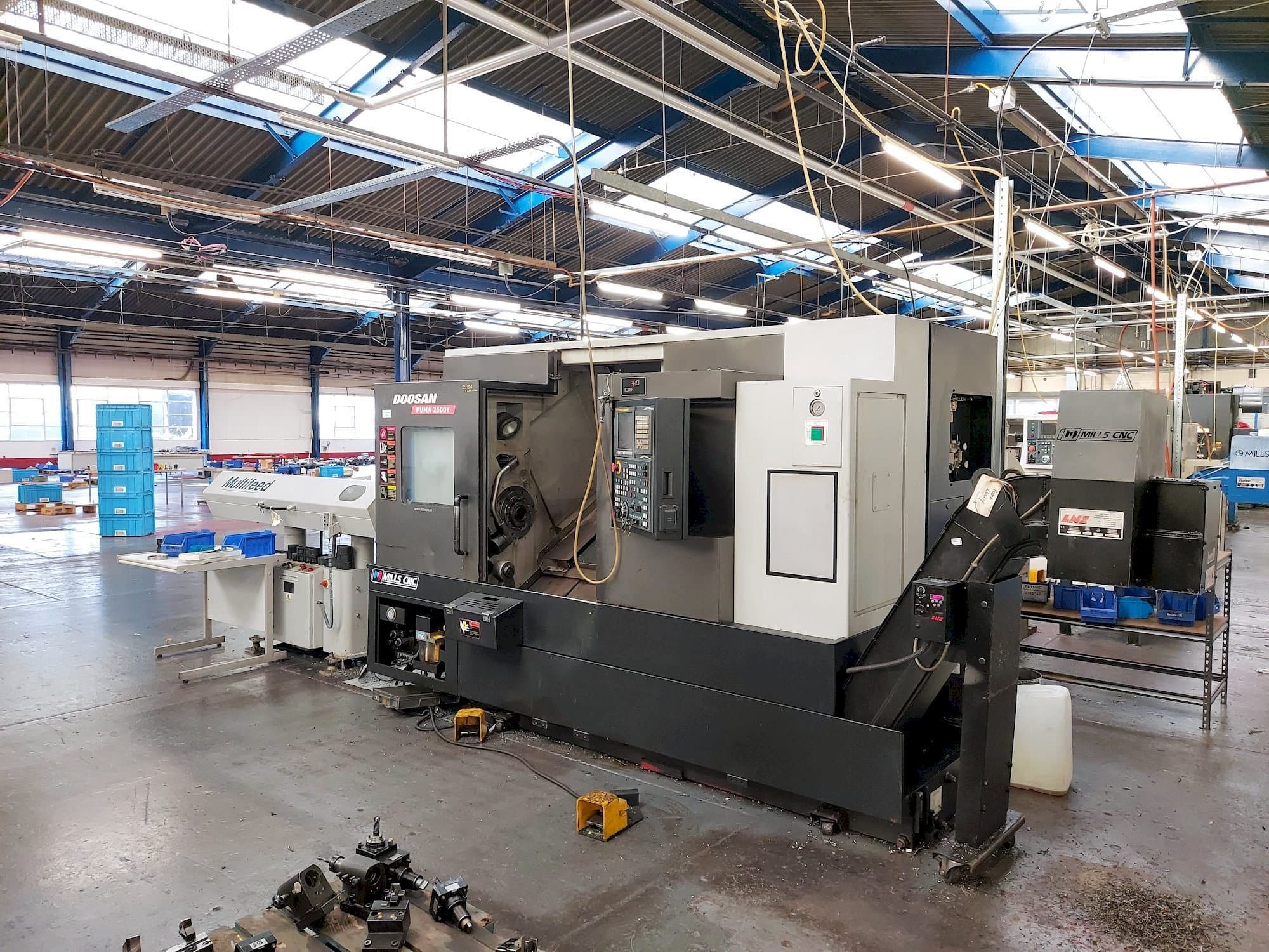 Vista frontal de la máquina Doosan Puma 2600Y