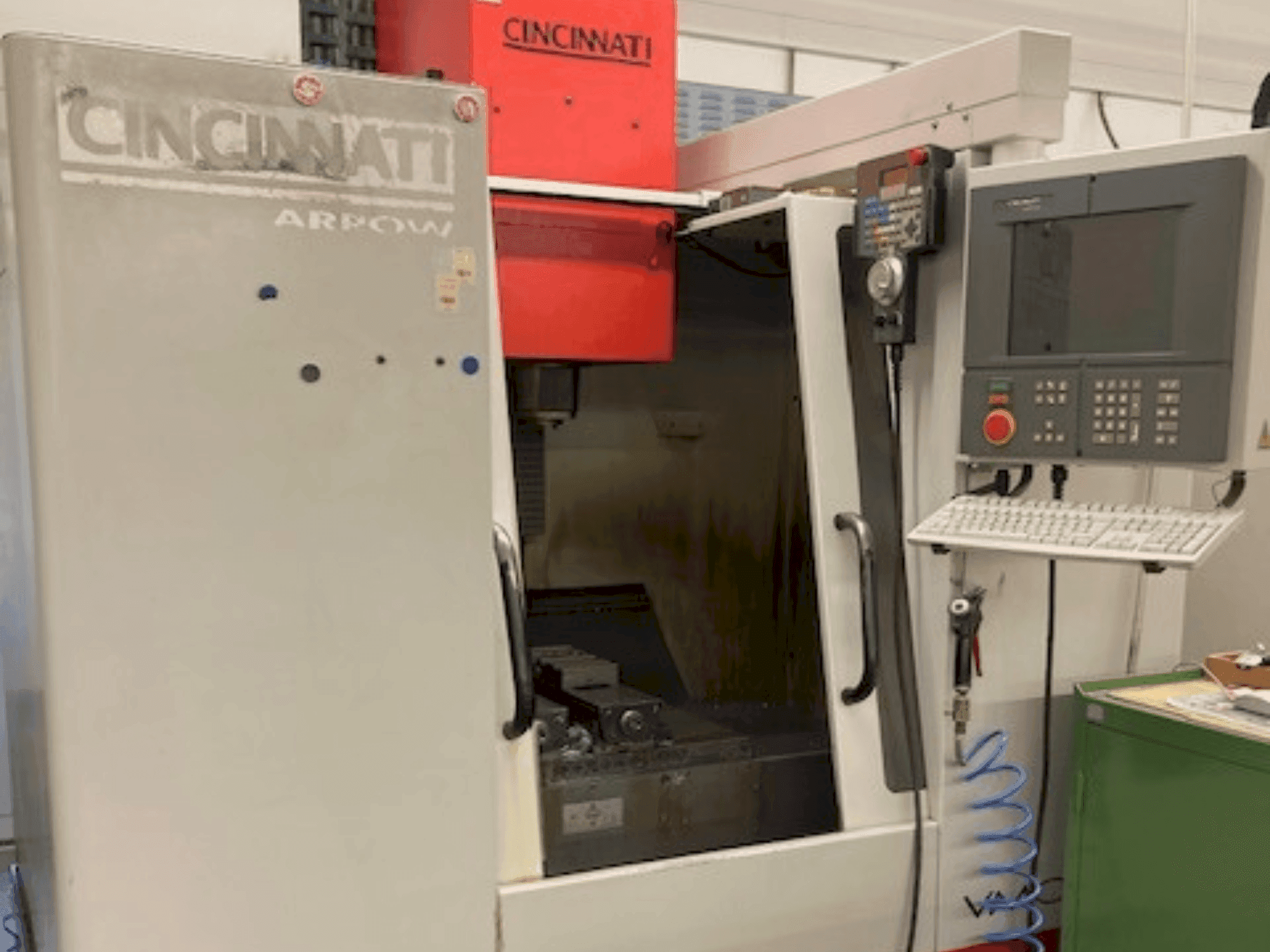 Vista frontal de la máquina Cincinnati Arrow 500