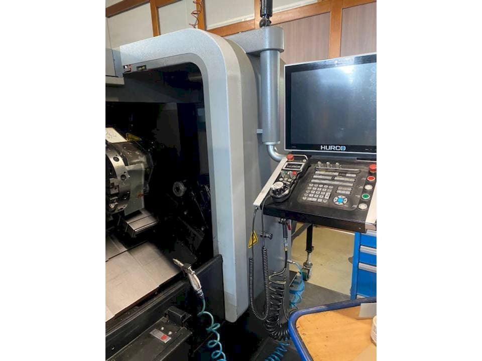 Vista frontal de la máquina Hurco TM8i