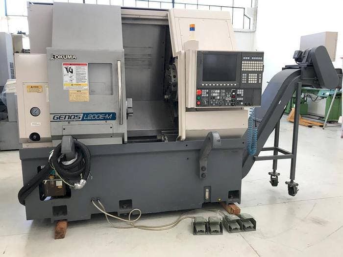 Vista frontal de la máquina Okuma Genos L200E-MY