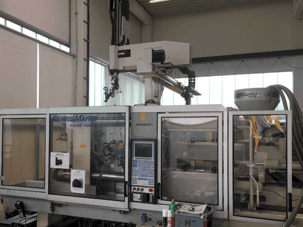 Vista frontal de la máquina Krauss Maffei 250-1000 C2
