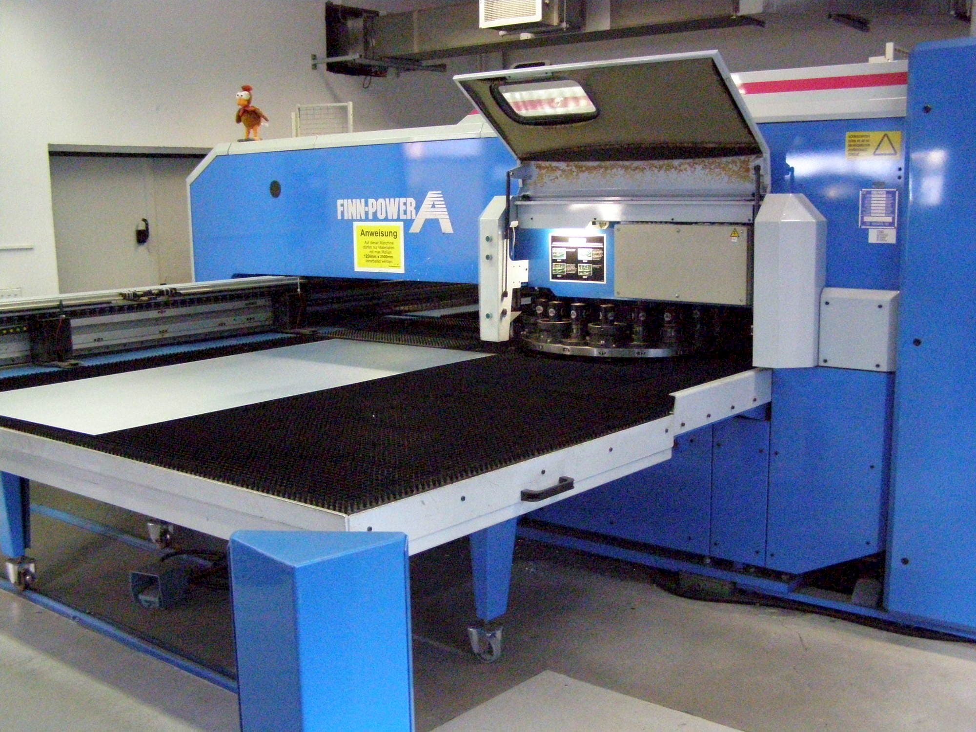 Vista frontal de la máquina Finn-Power A5 – 25 SBV