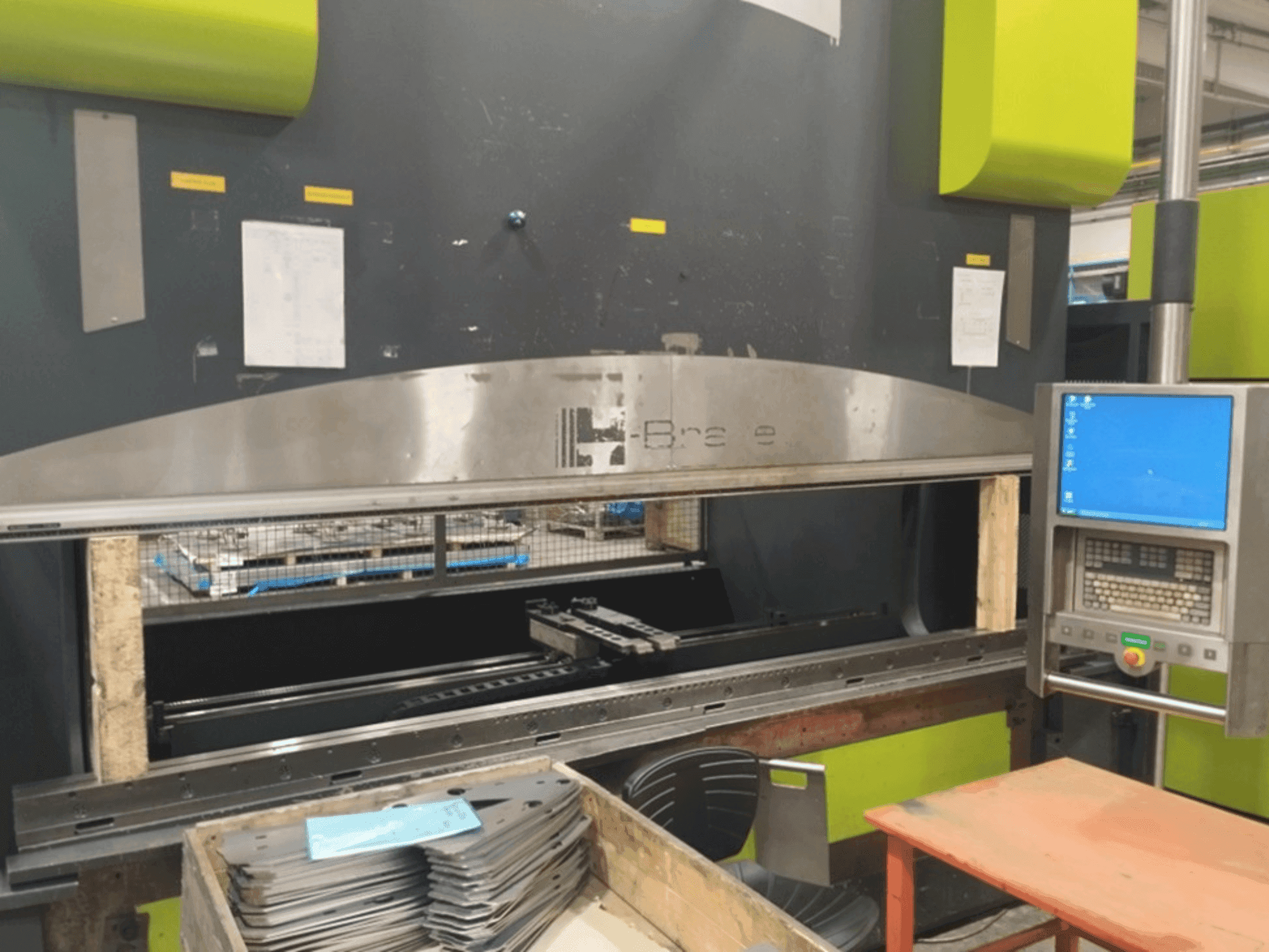 Vista frontal de la máquina Safan SAFAN H-BRAKE 240-3100