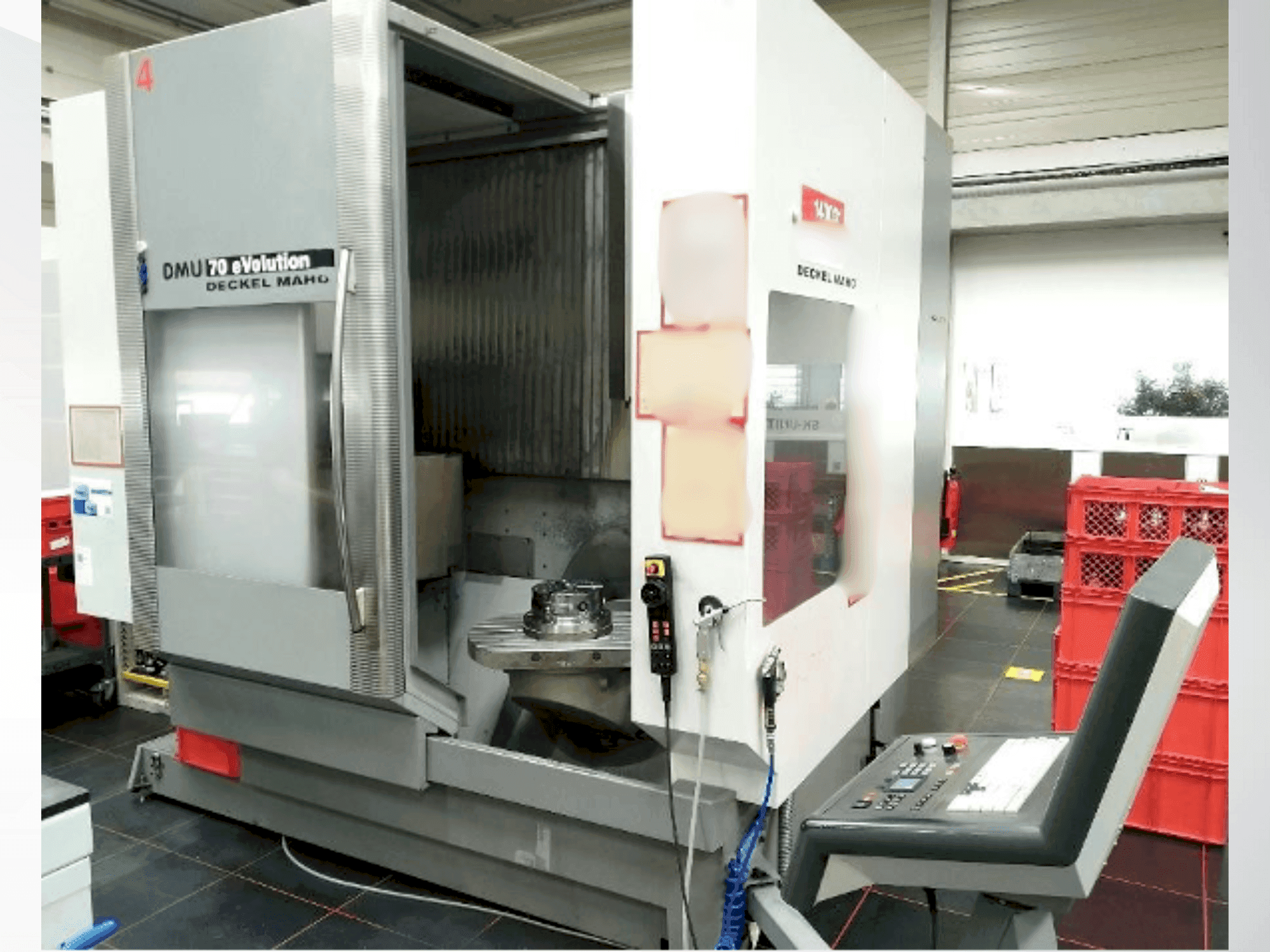 Vista frontal de la máquina DECKEL DMU 70 eVolution