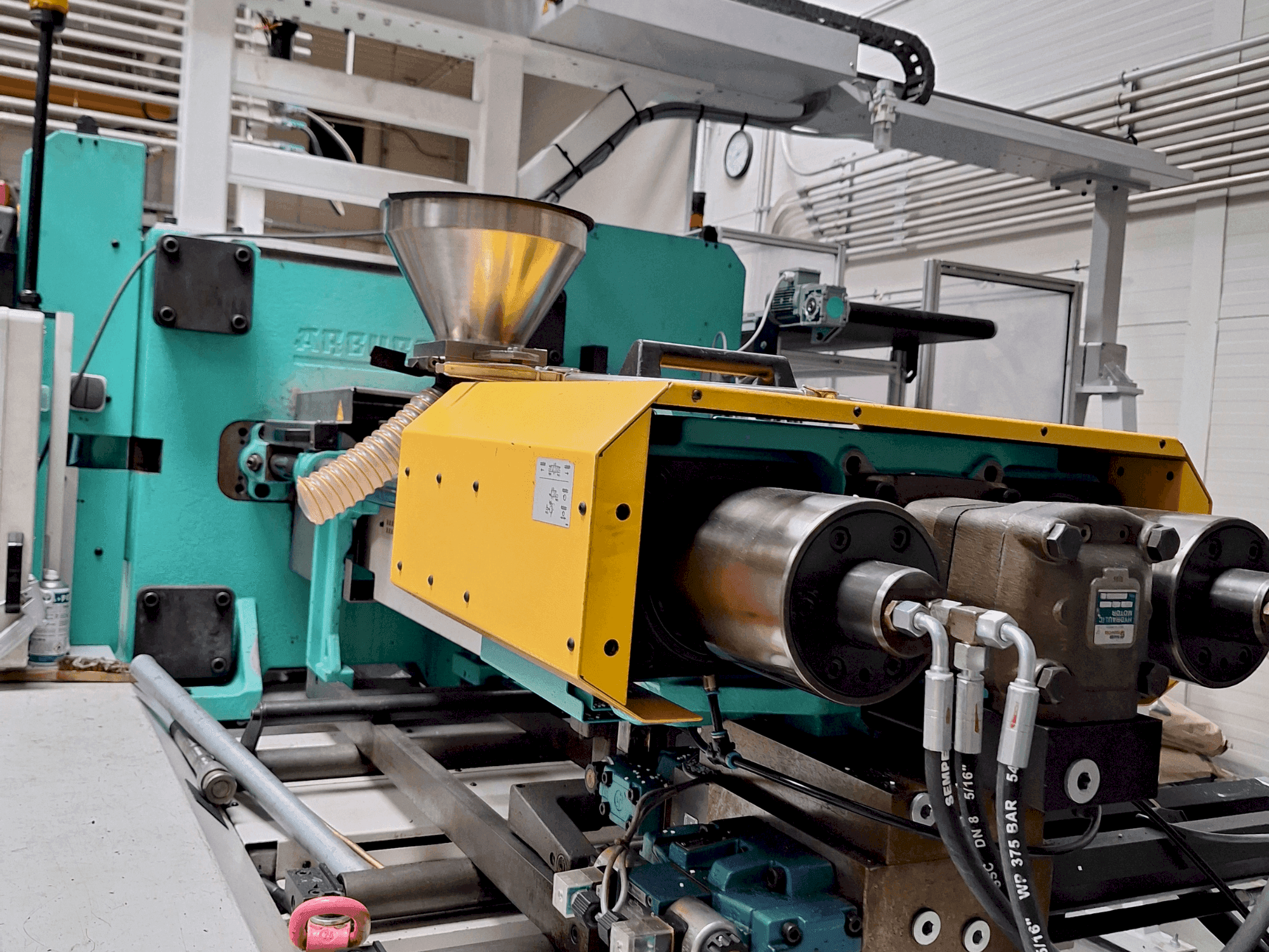 Vista frontal de la máquina Arburg 630 S 2500-675