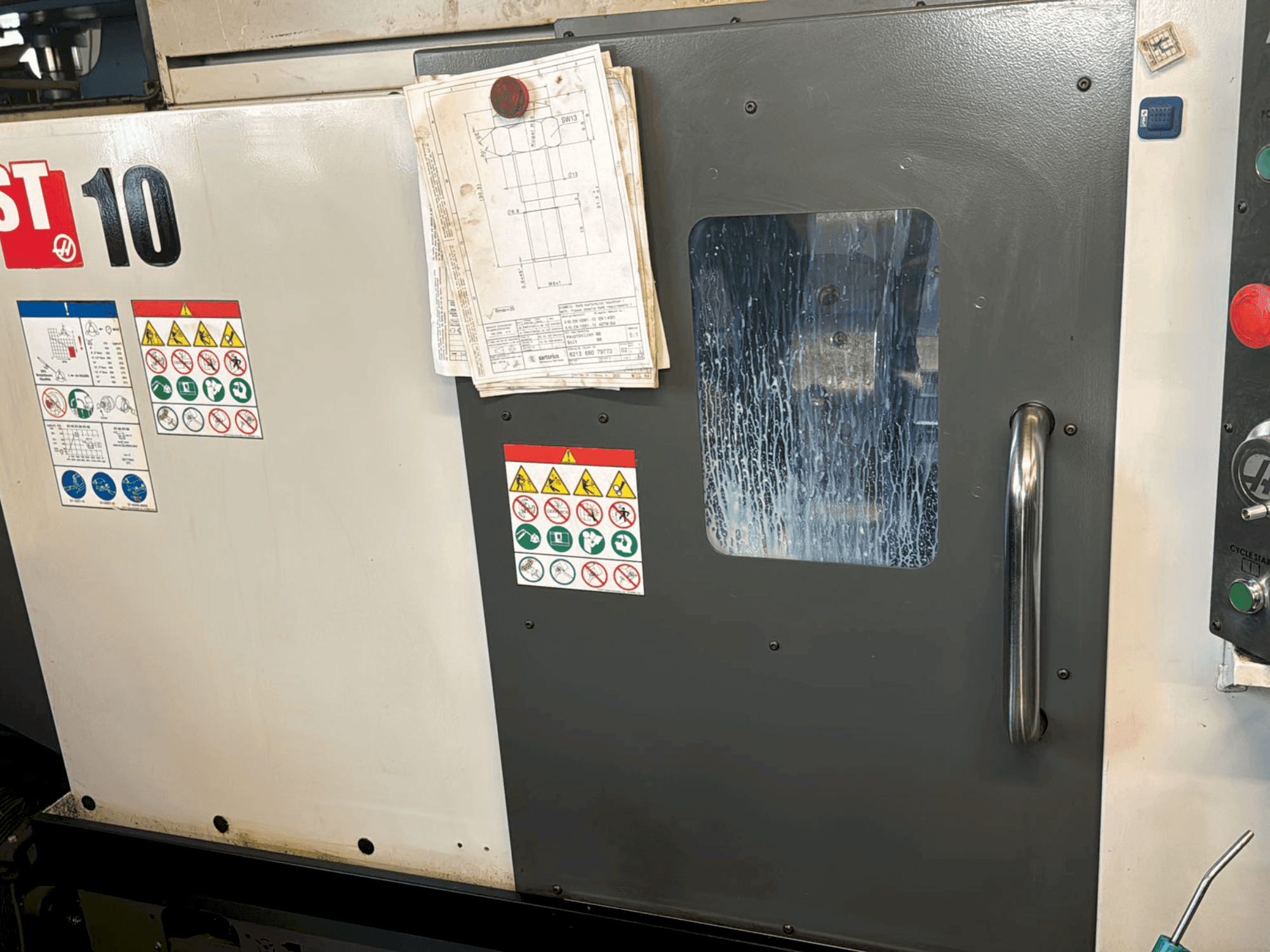 Vista frontal de la máquina HAAS ST-10