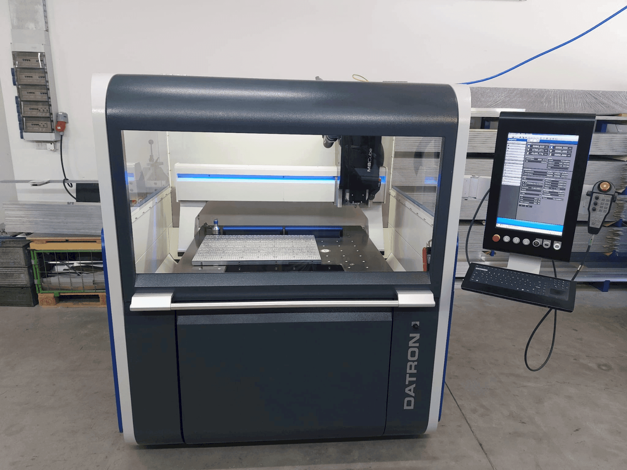 Vista frontal de la máquina Datron M8 Cube