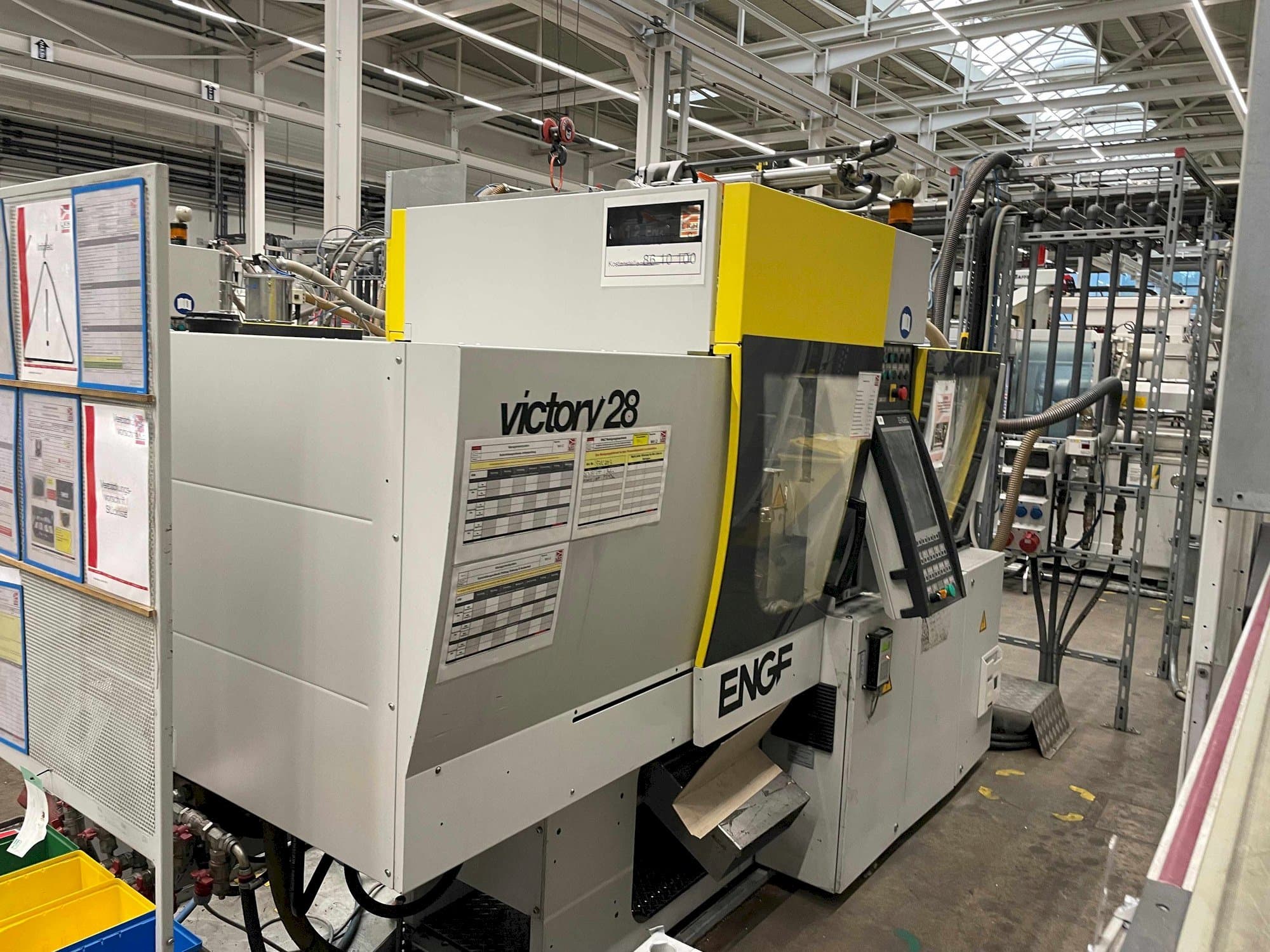 Vista frontal de la máquina Engel Victory 200/28