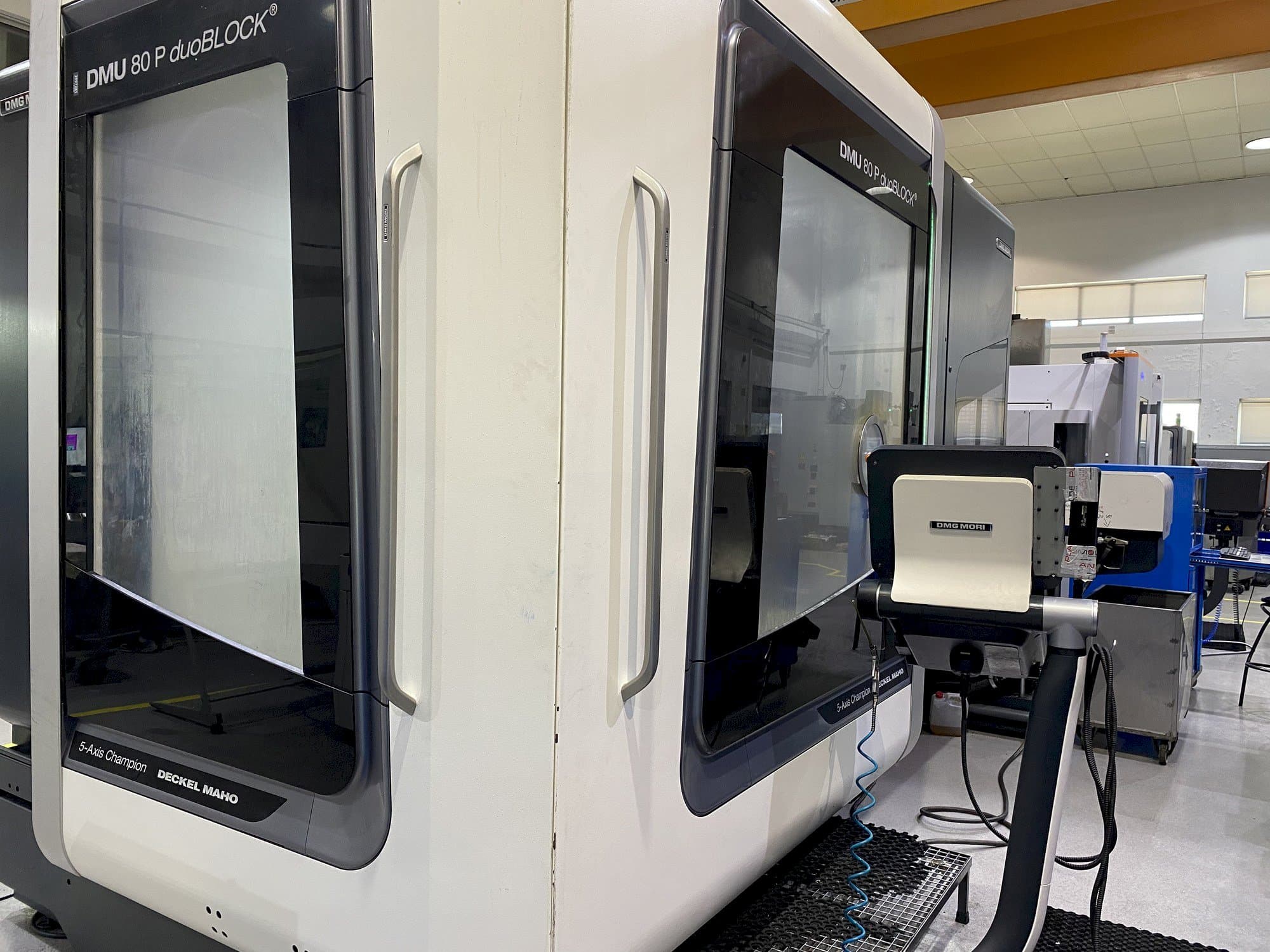 Vista frontal de la máquina DMG MORI DMU 80P Duoblock