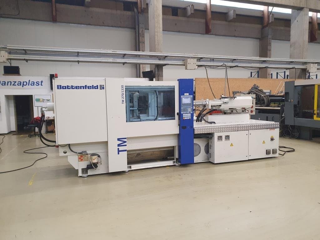 Vista frontal de la máquina Battenfeld TM 2700 / 1330 B4