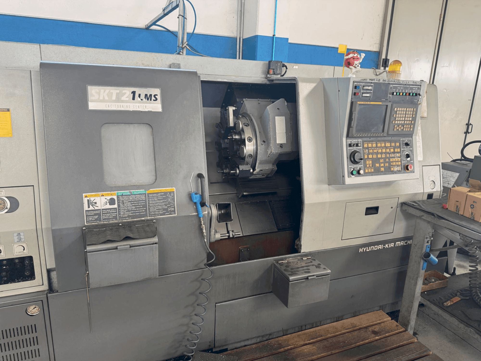 Vista frontal de la máquina HYUNDAI KIA SKT 21 LMS