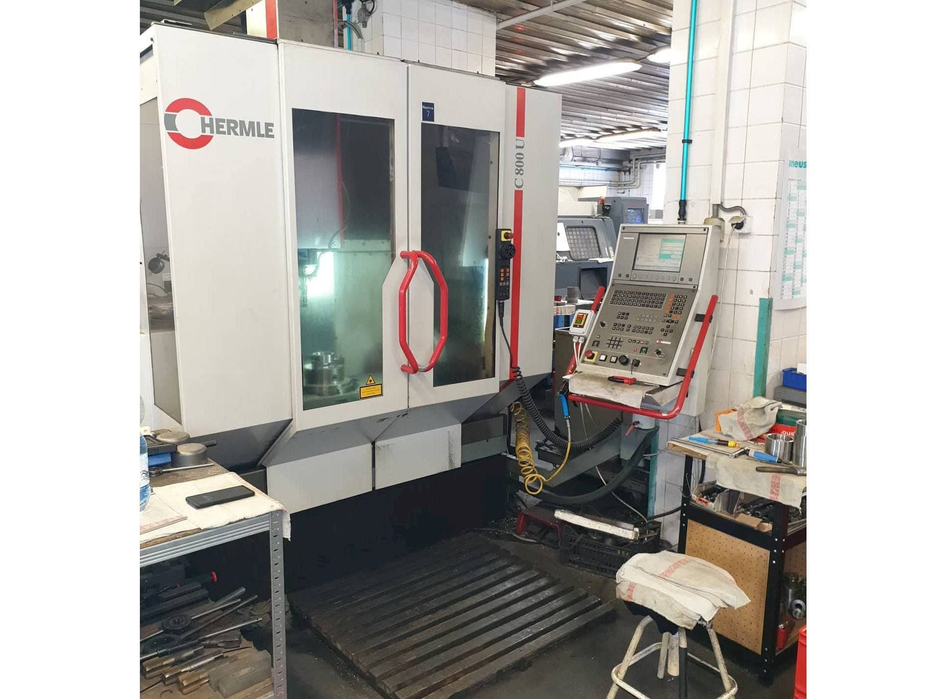 Vista frontal de la máquina HERMLE C800 U