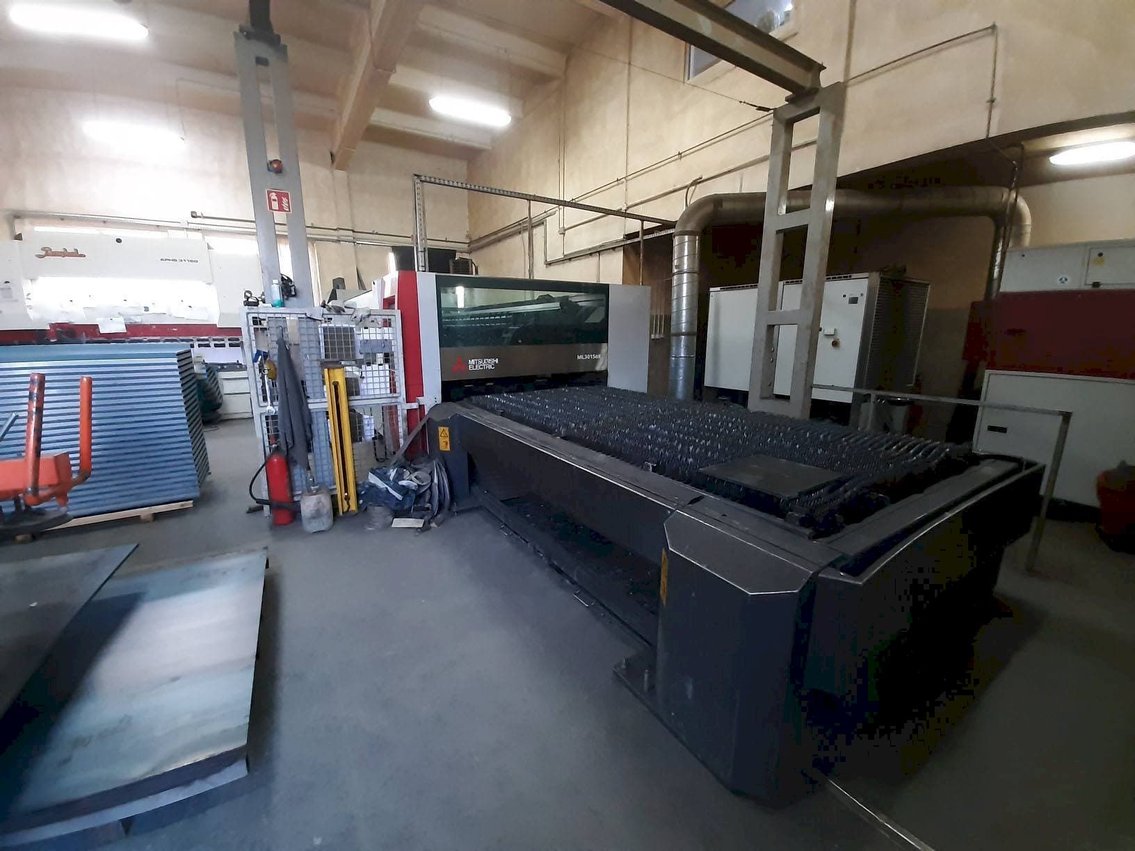 Vista frontal de la máquina Mitsubishi ML3015 eX(S2)-450F-R