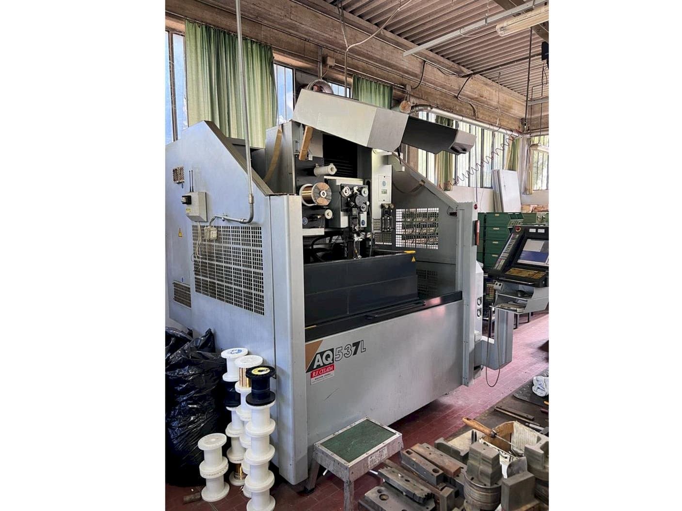 Vista frontal de la máquina Sodick AQ537L