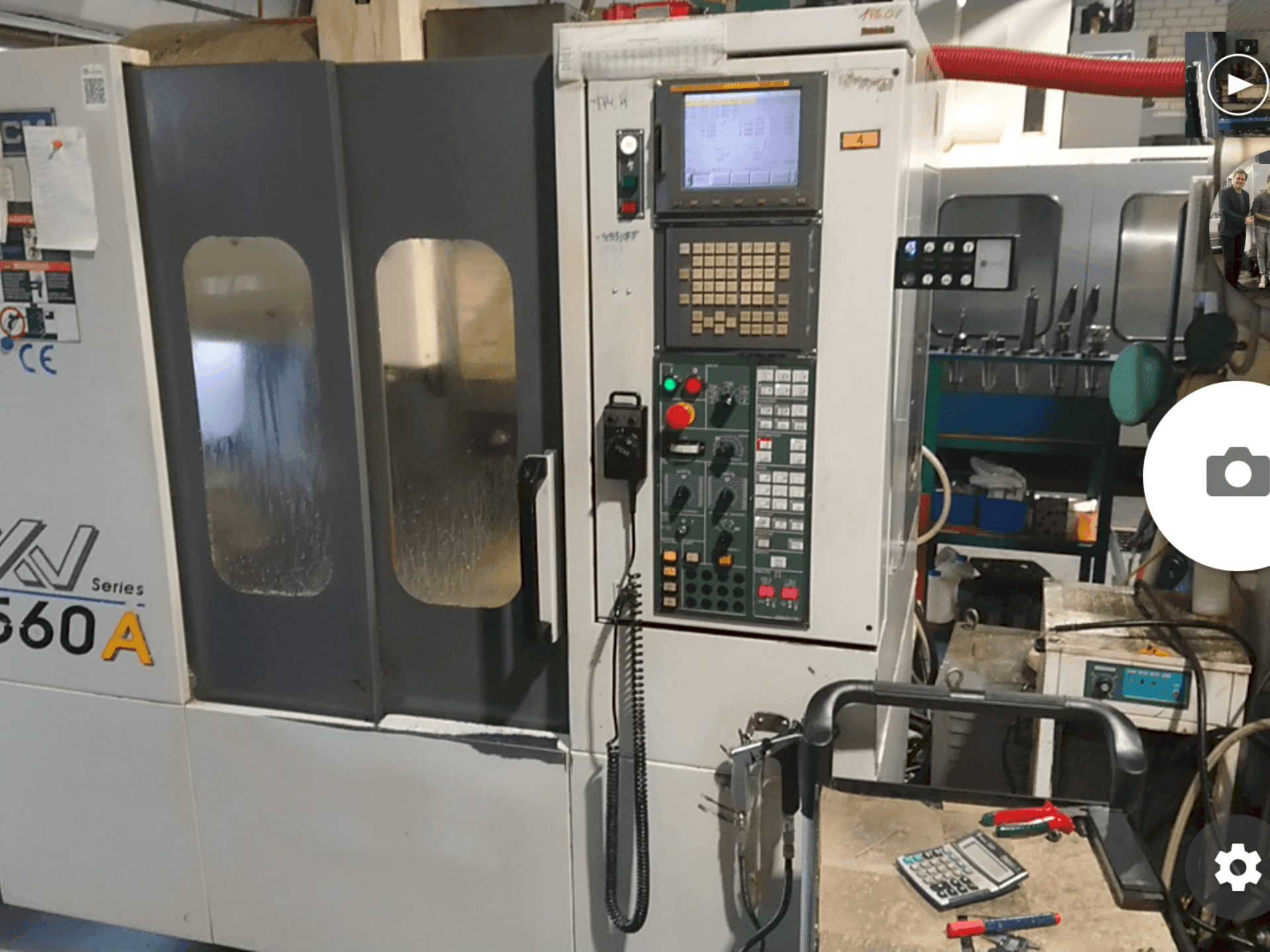 Vista frontal de la máquina YCM XV560A