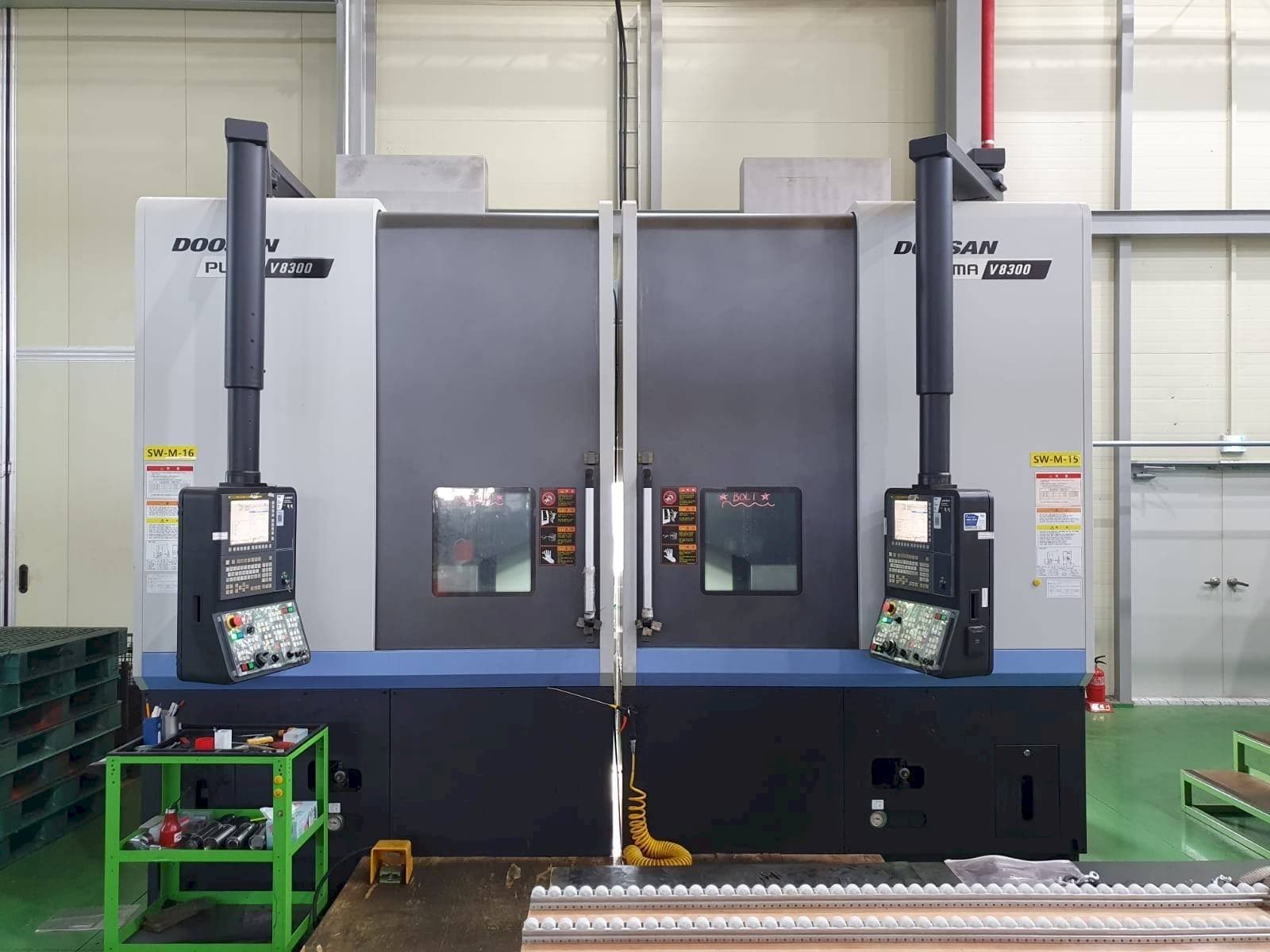 Vista frontal de la máquina Doosan V8300R