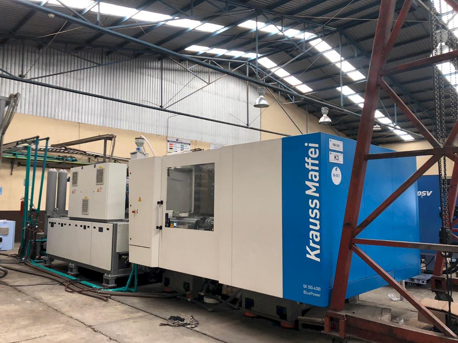 Vista frontal de la máquina Krauss Maffei 550-4300 GX