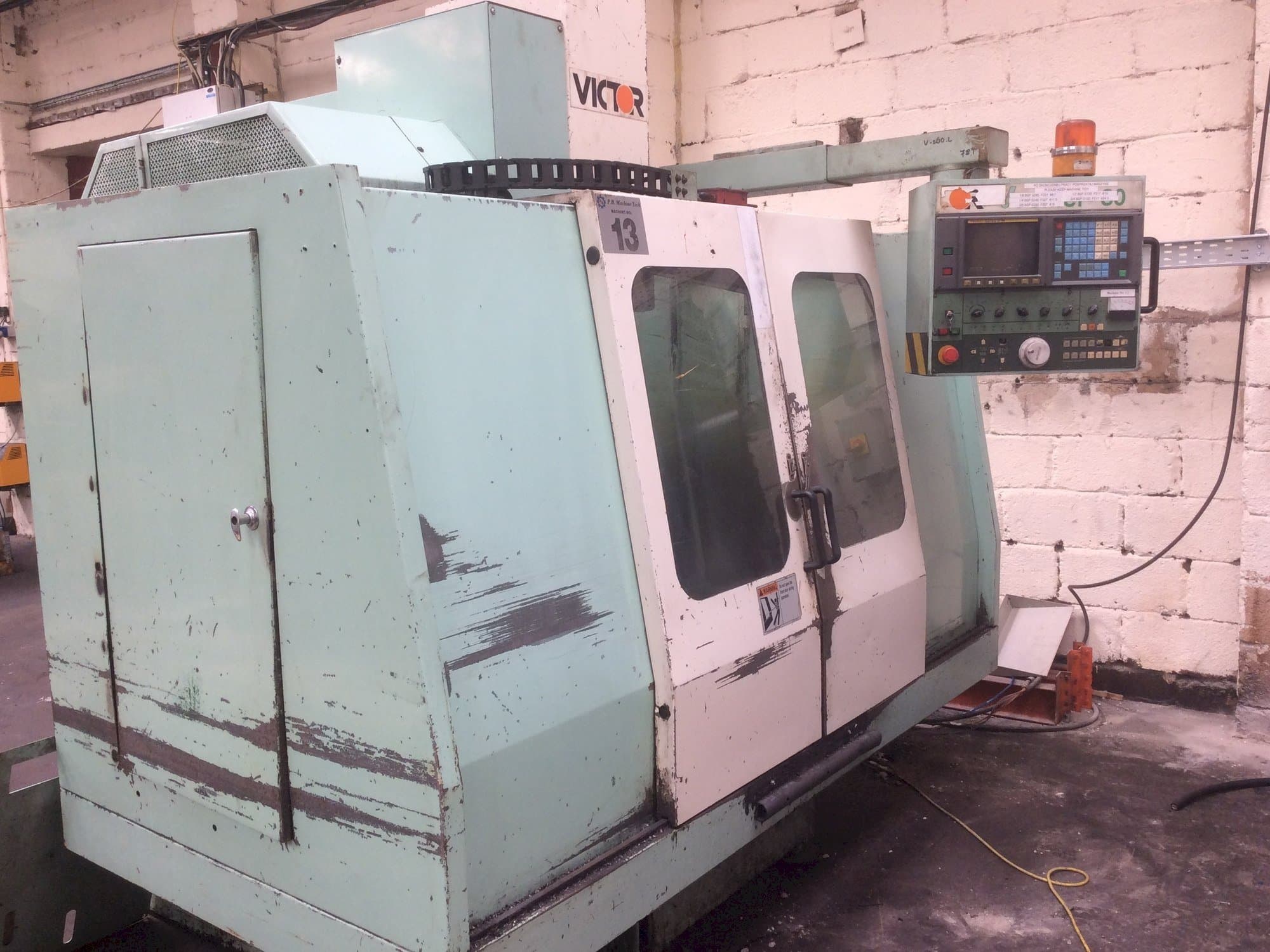 Vista frontal de la máquina Victor V Center-80