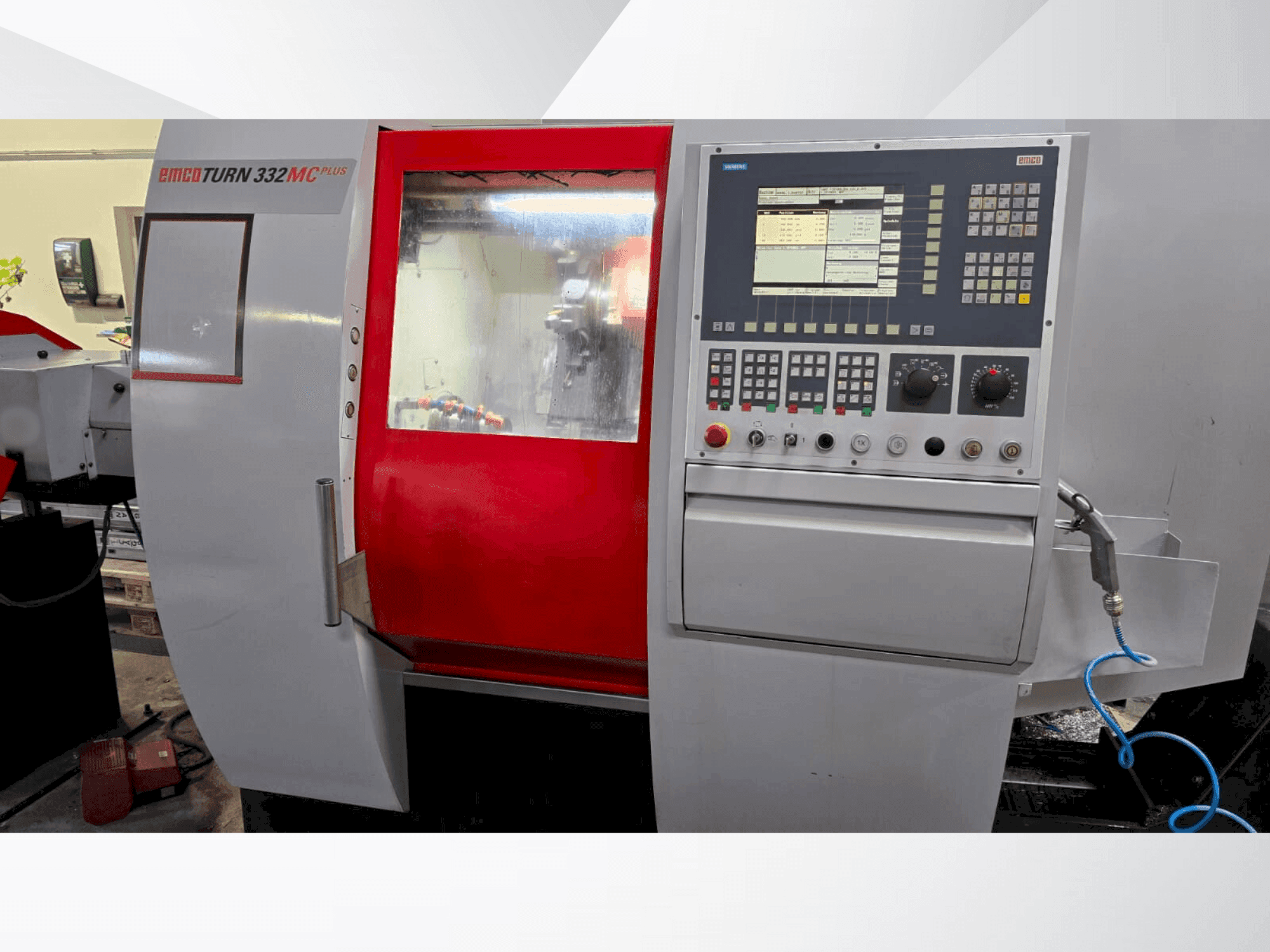Vista frontal de la máquina EMCO TURN 332 MC