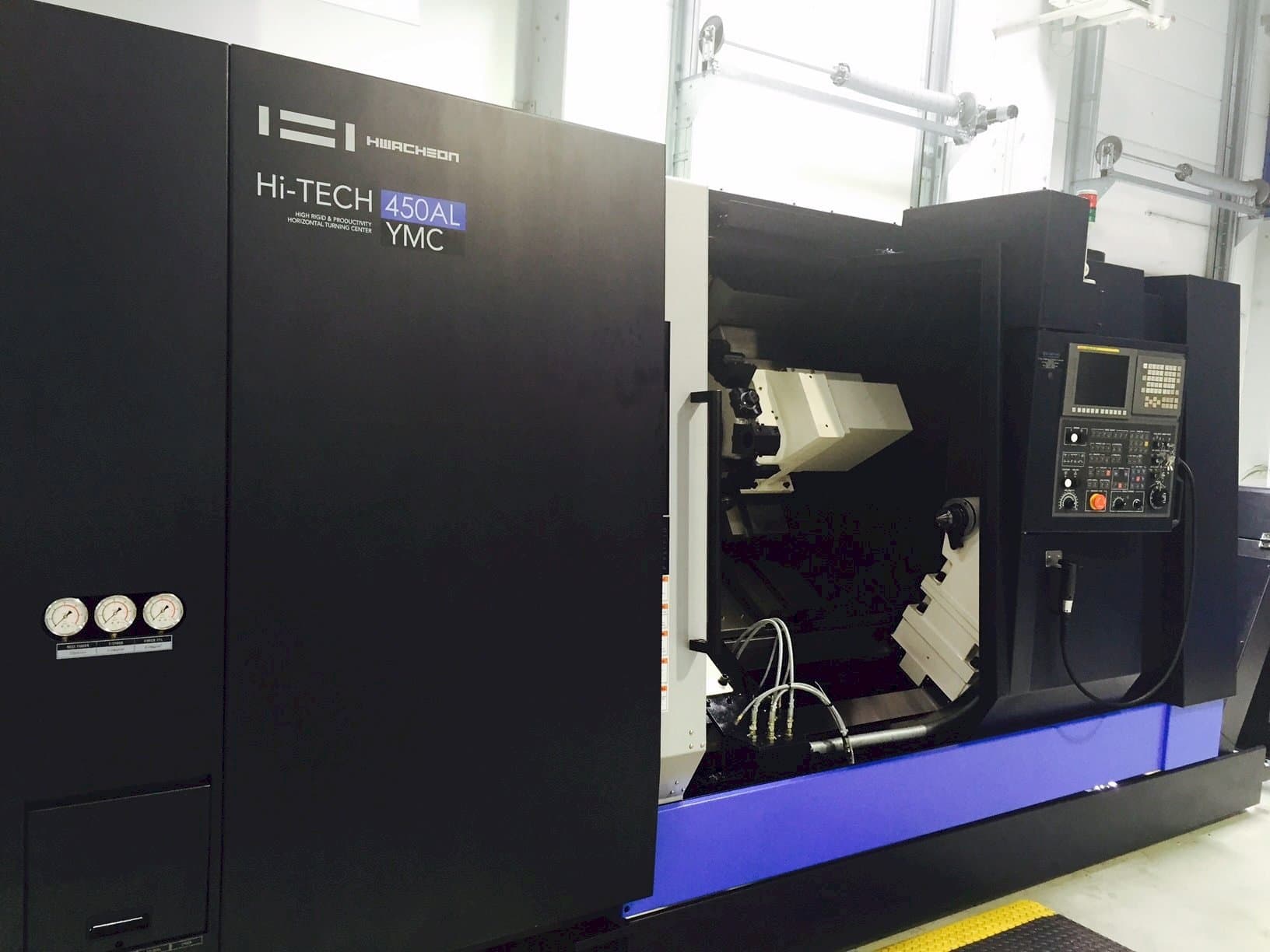 Vista frontal de la máquina HWACHEON HI-TECH 450AL YMC
