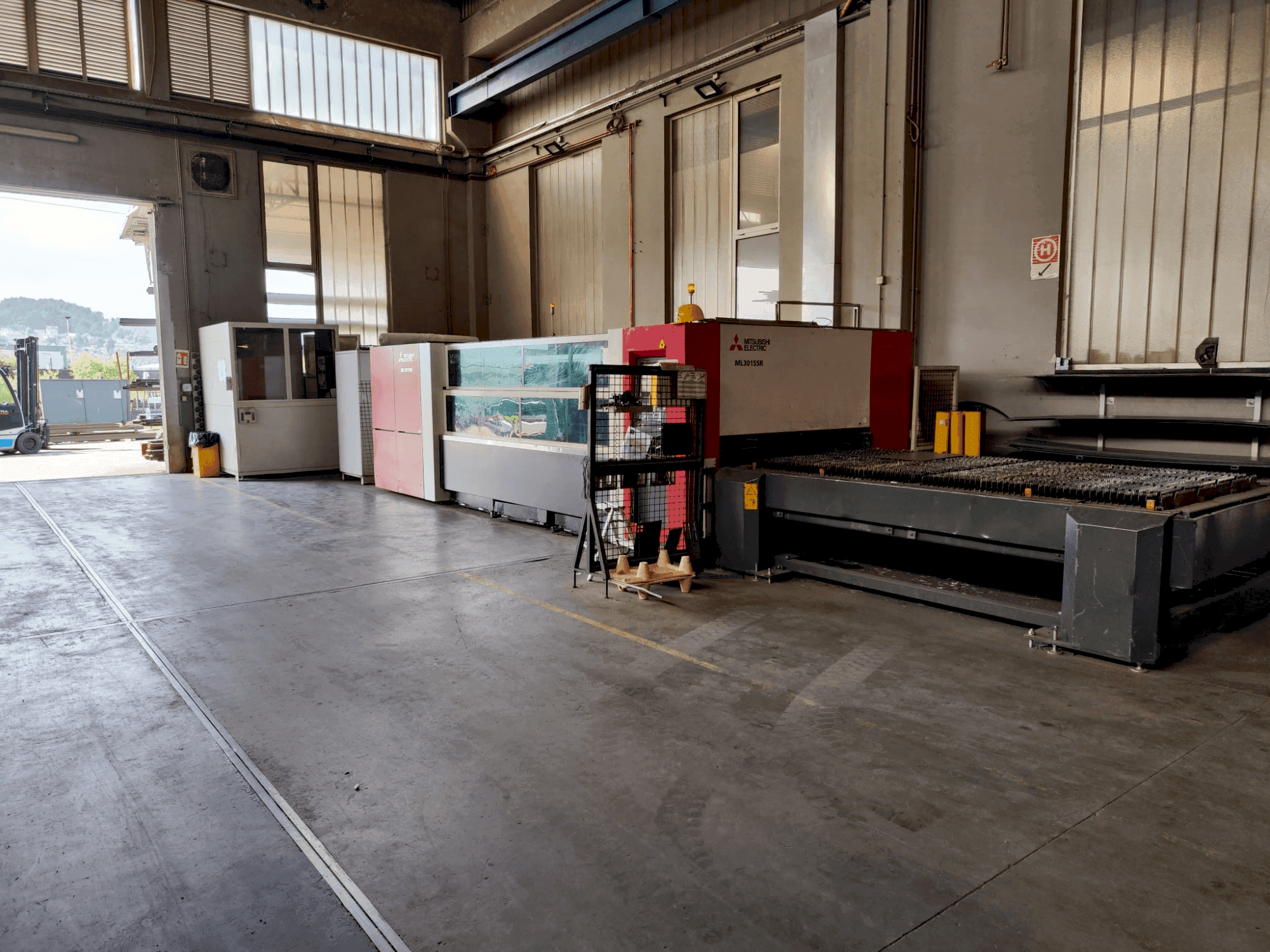 Vista frontal de la máquina Mitsubishi ML 3015 SR