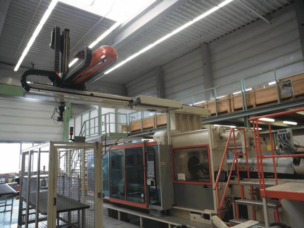 Vista frontal de la máquina Krauss Maffei 650-6100 CM