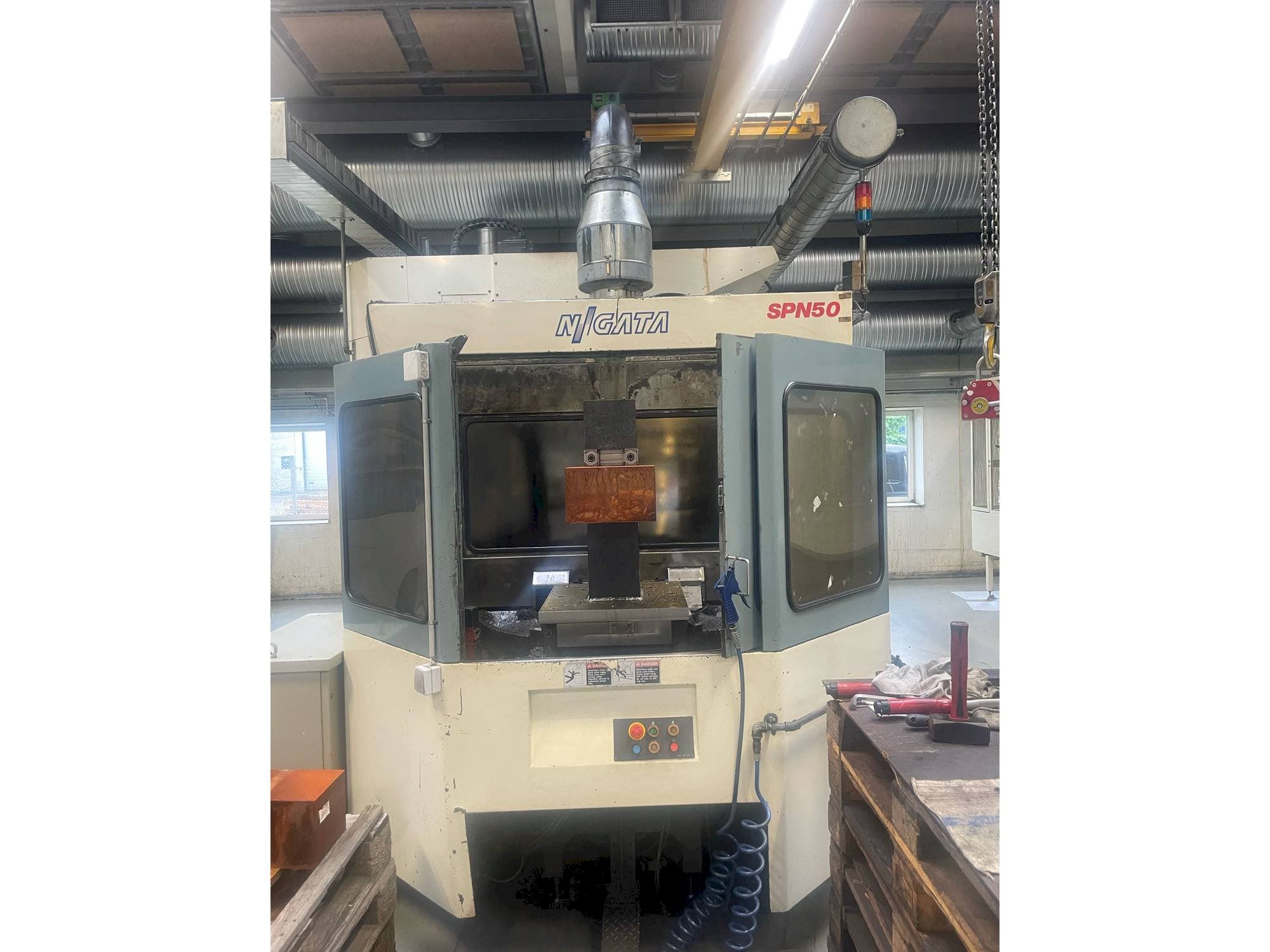 Vista frontal de la máquina Niigata SPN 50