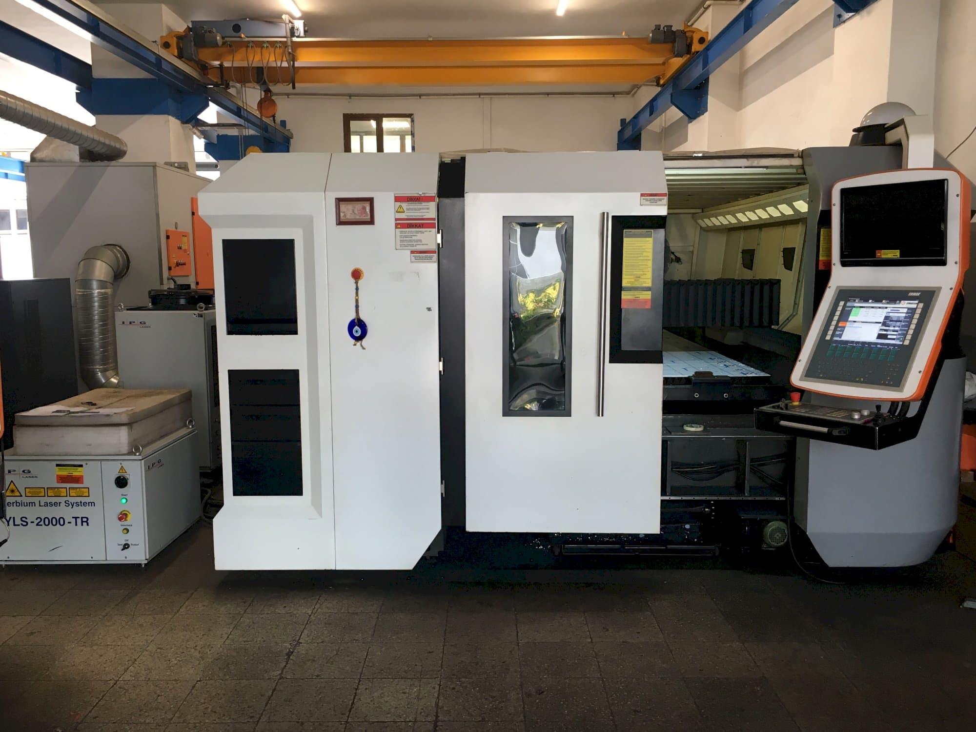 Vista frontal de la máquina ERMAKSAN FIBERMAK Momentum Gen-3