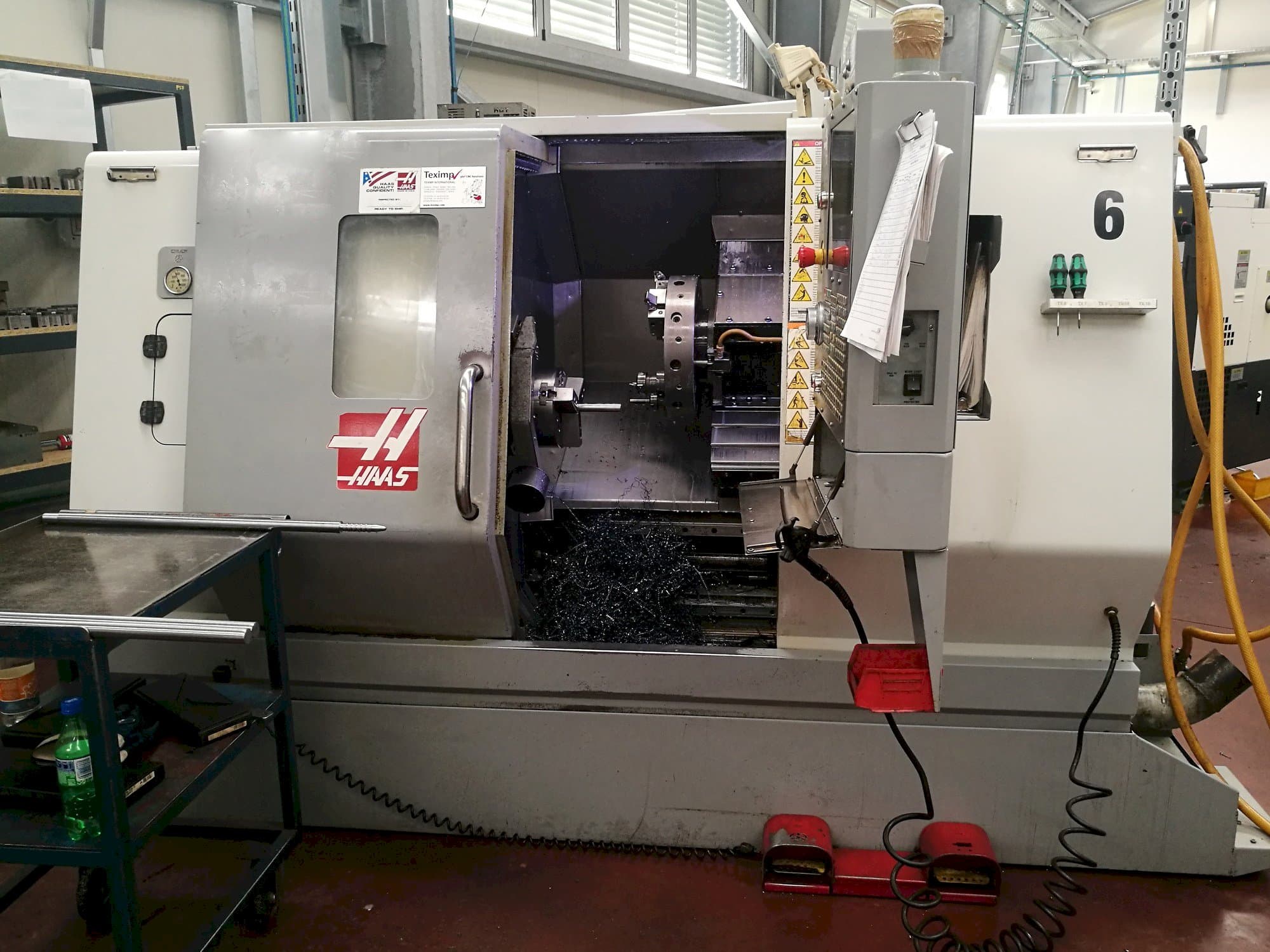 Vista frontal de la máquina HAAS SL-20THE