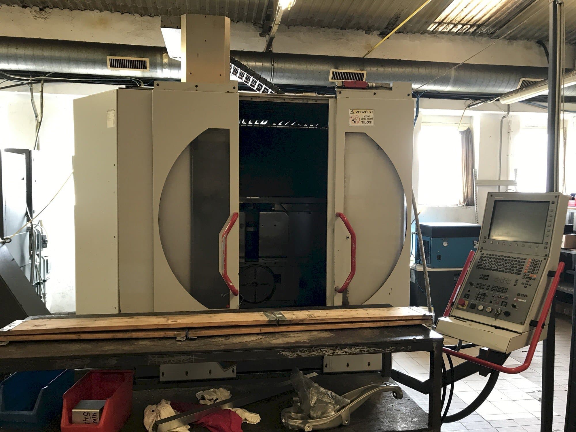 Vista frontal de la máquina HERMLE B 300 U