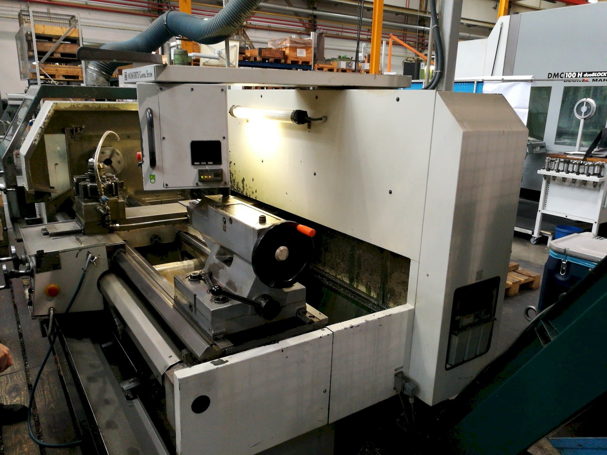 Vista frontal de la máquina Monforts KNC 6