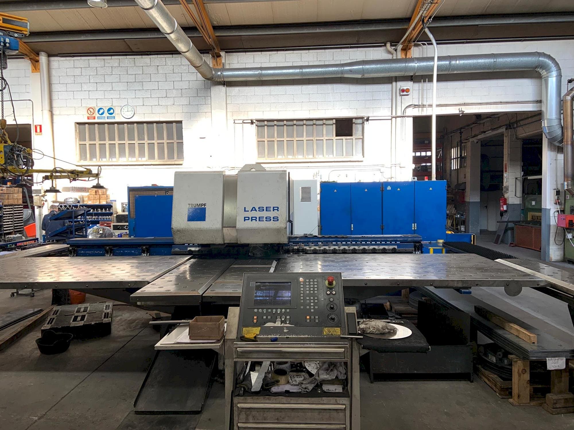 Vista frontal de la máquina Trumpf Trumatic 600 L