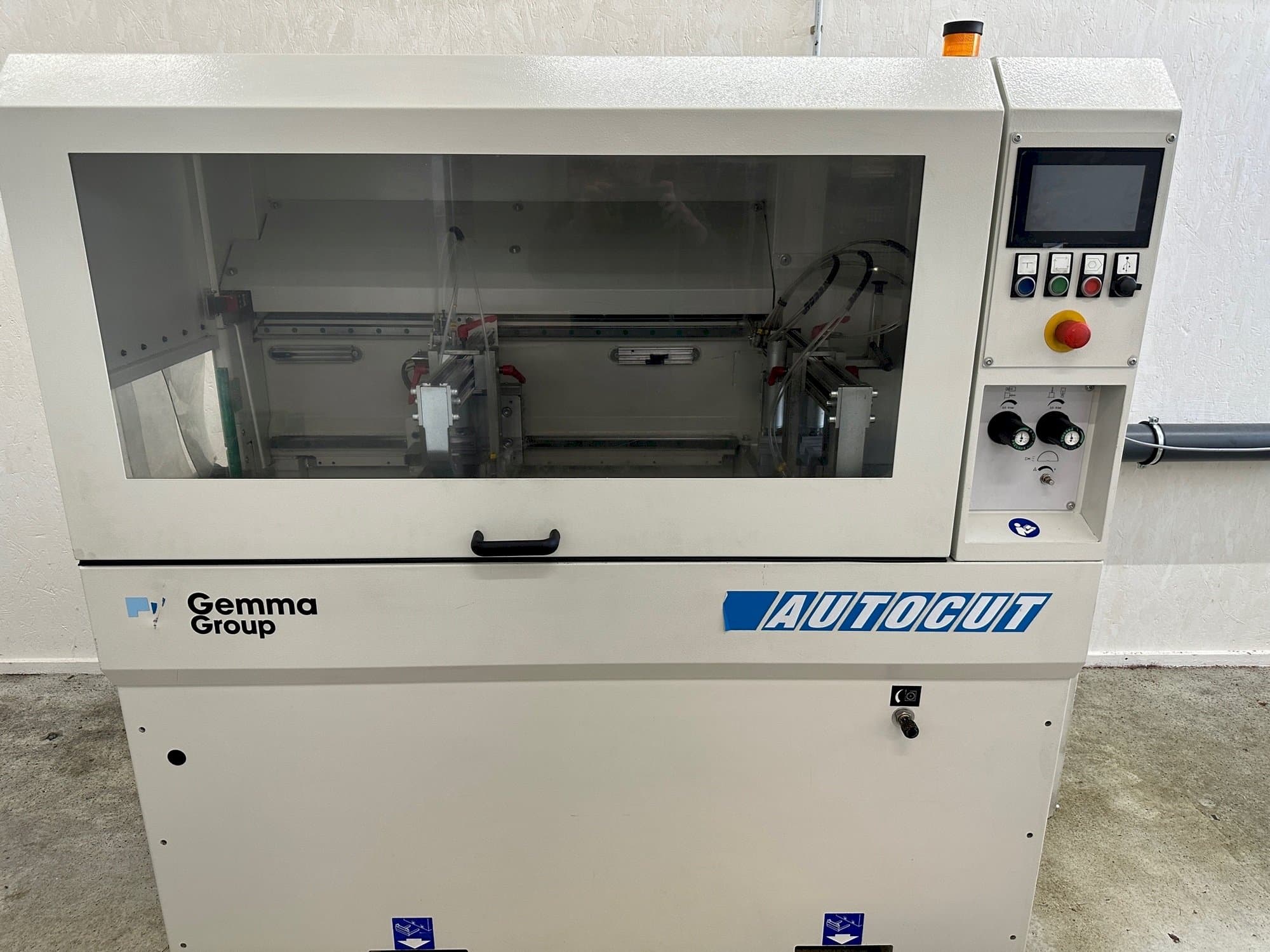 Vista frontal de la máquina Autocut 550