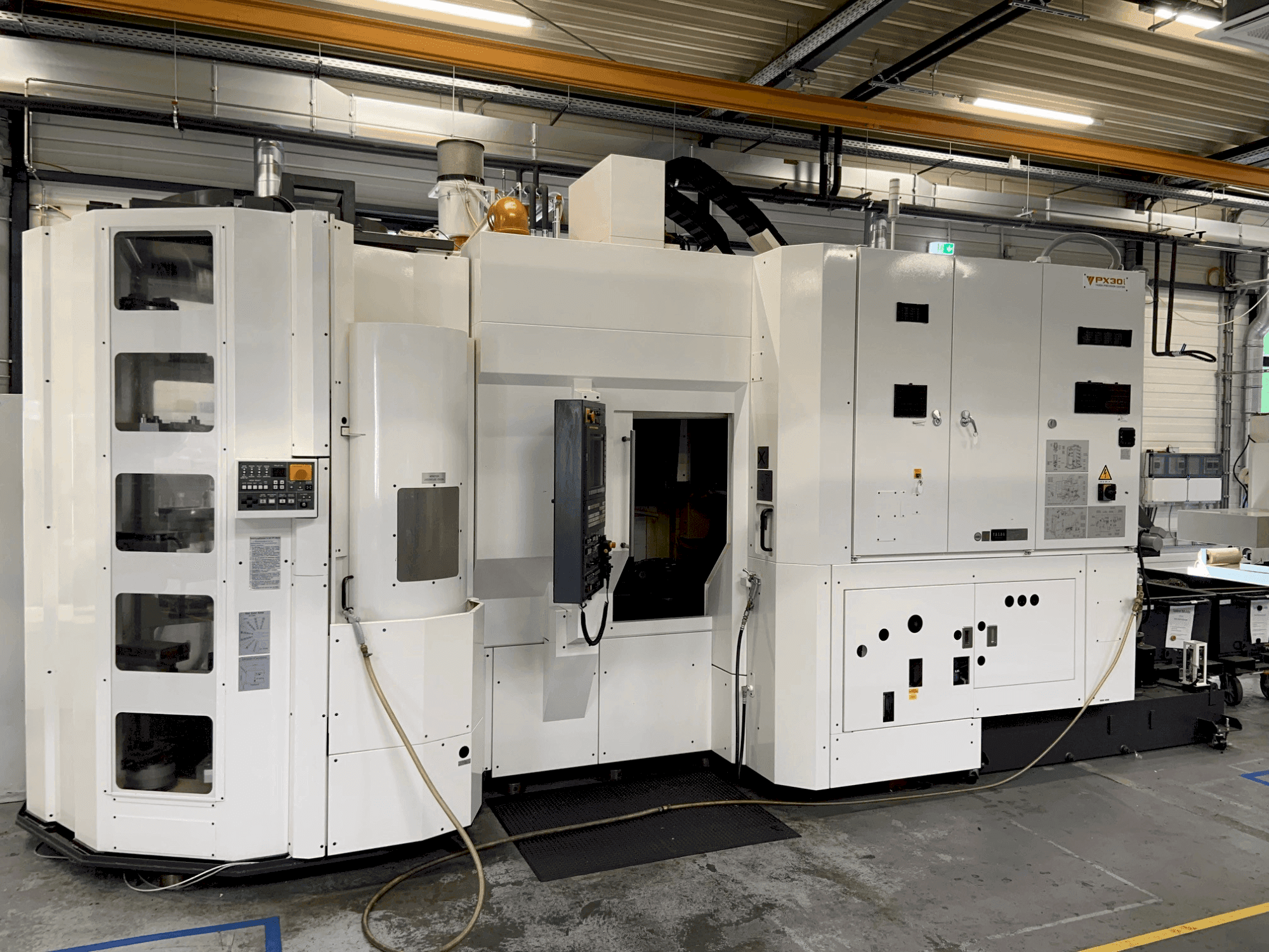 Vista frontal de la máquina YASDA Px30i