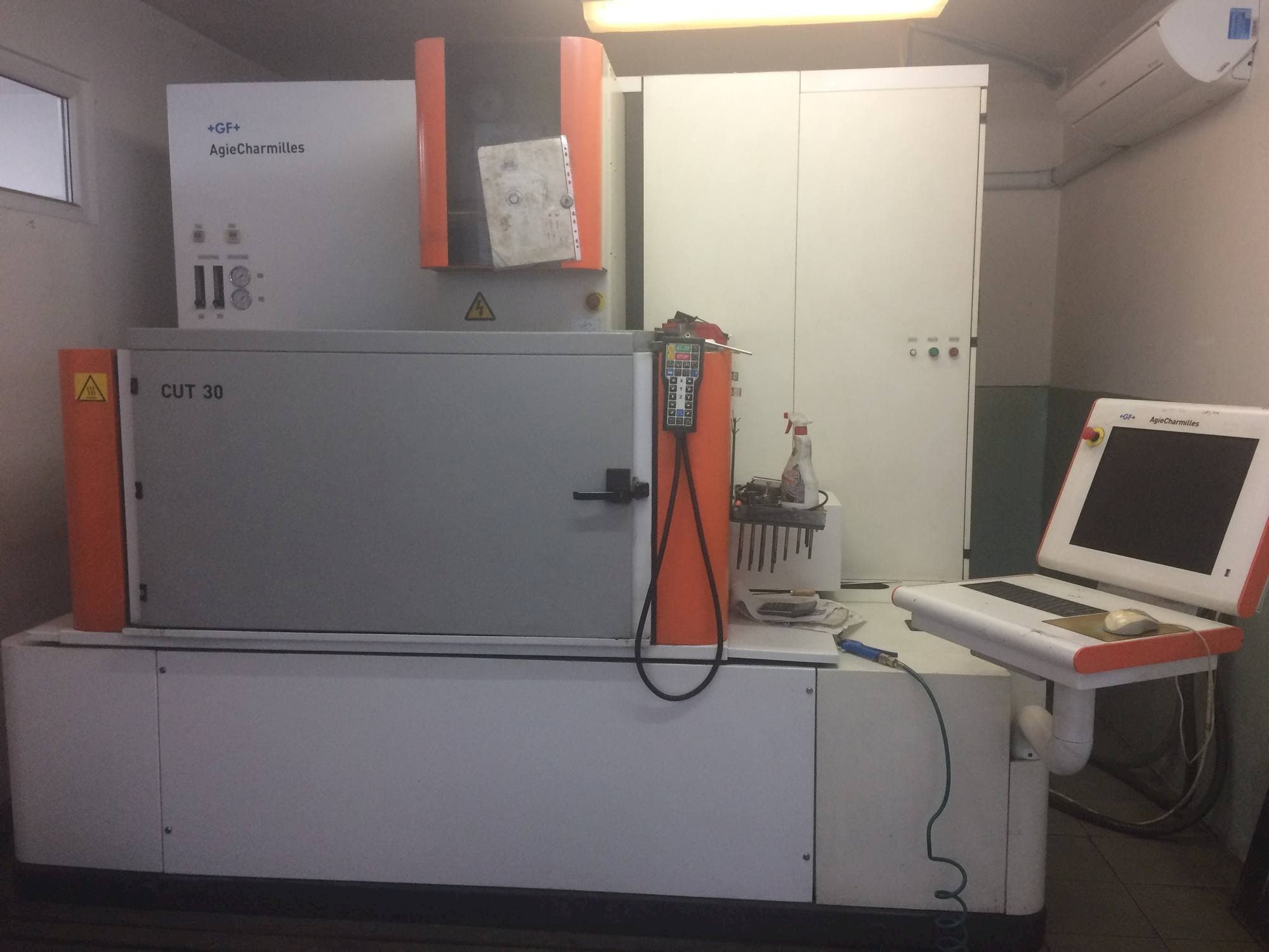 Vista frontal de la máquina AgieCharmilles CUT 30P
