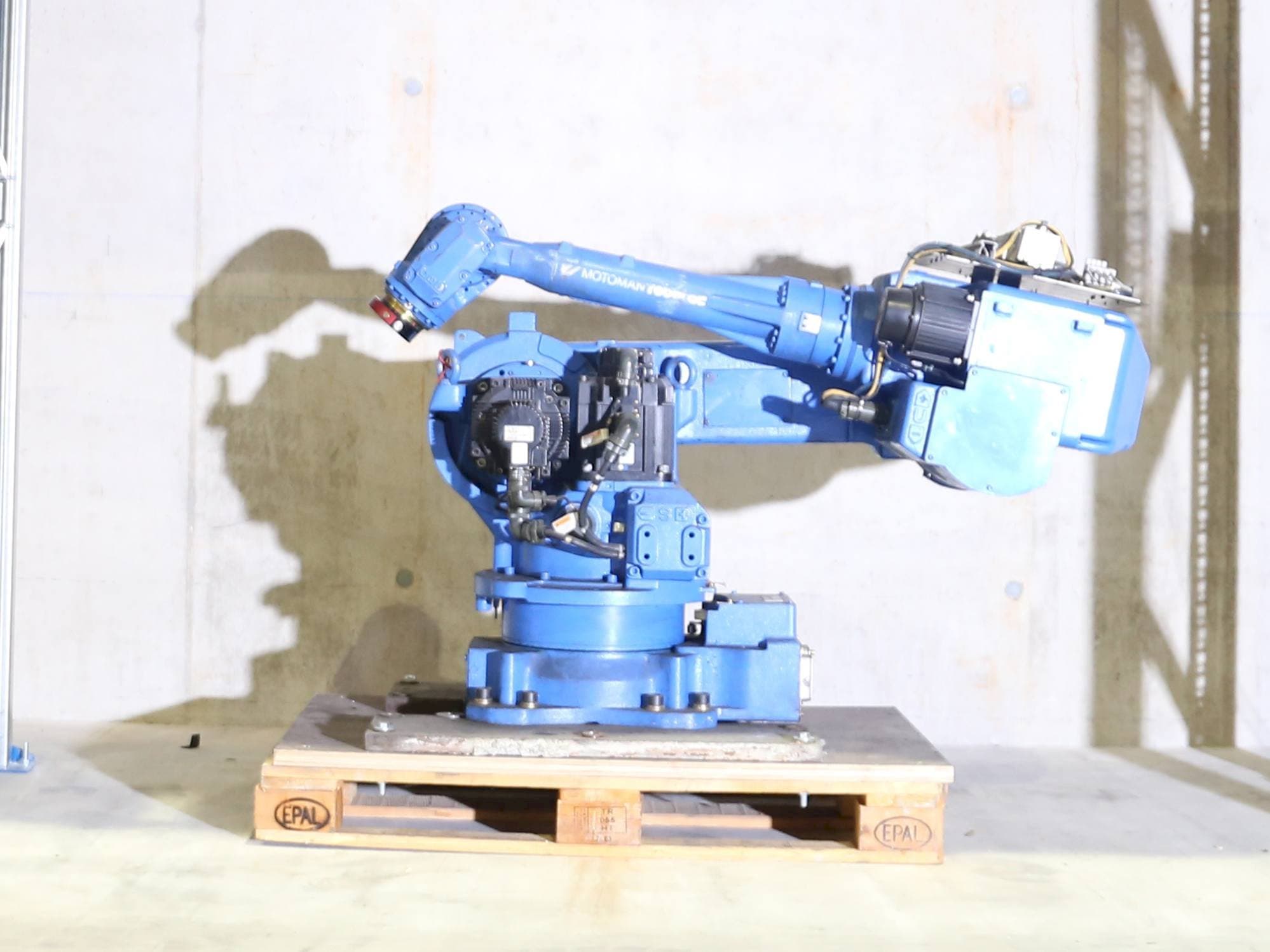 Vista izquierda de la máquina Yaskawa Motoman UP50