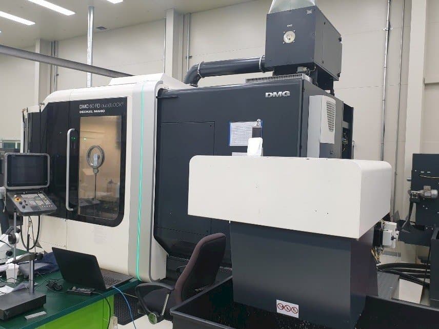 Vista frontal de la máquina DMG Deckel Maho DMC 60 FD duoBLOCK