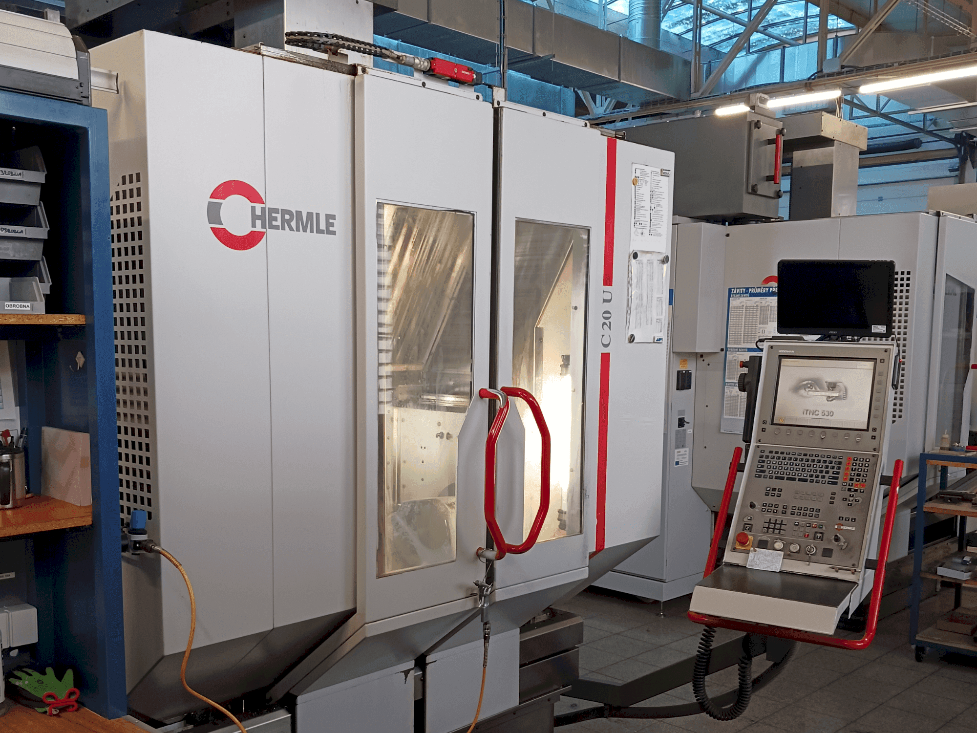 Vista frontal de la máquina HERMLE C20U