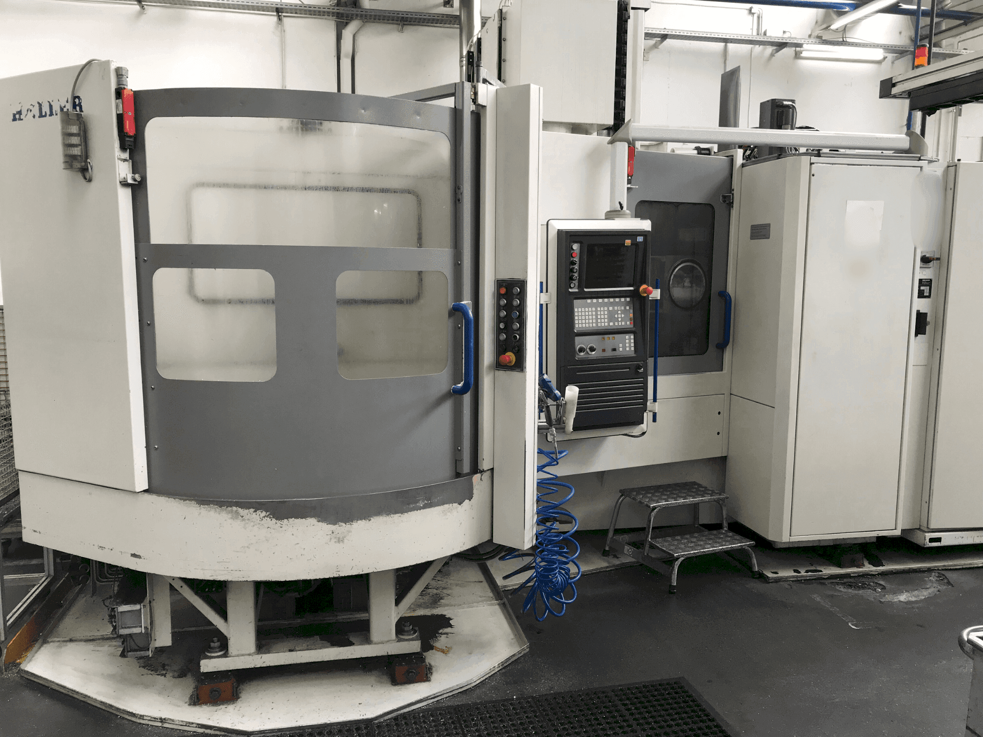 Vista frontal de la máquina HELLER MC 16