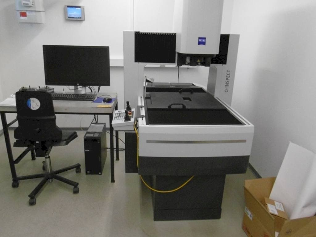 Vista frontal de la máquina ZEISS O-Inspect 543