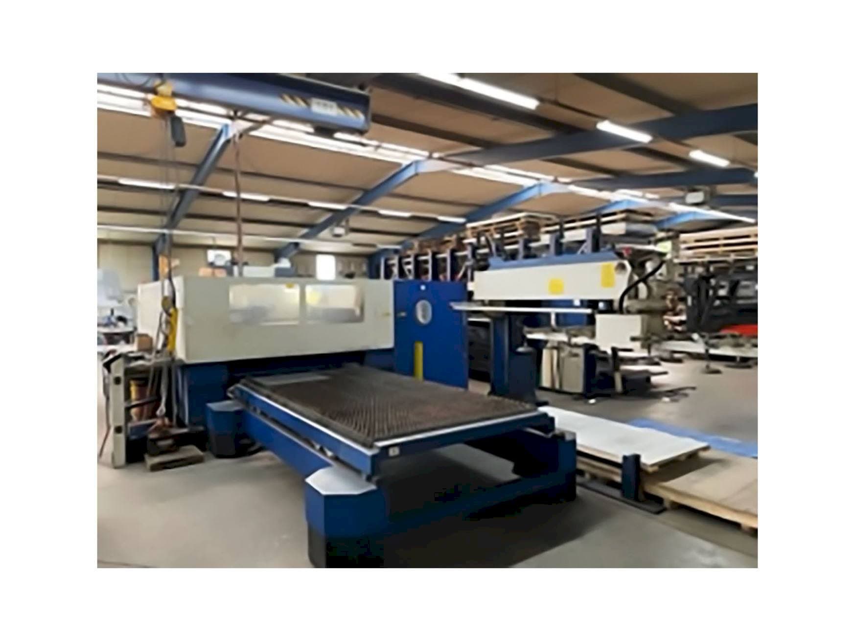 Vista frontal de la máquina Trumpf Trumatic L 3030