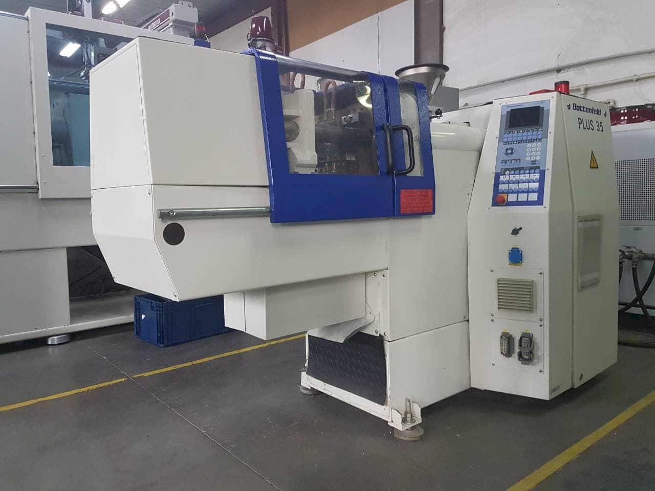 Vista frontal de la máquina Battenfeld PLUS 35/75