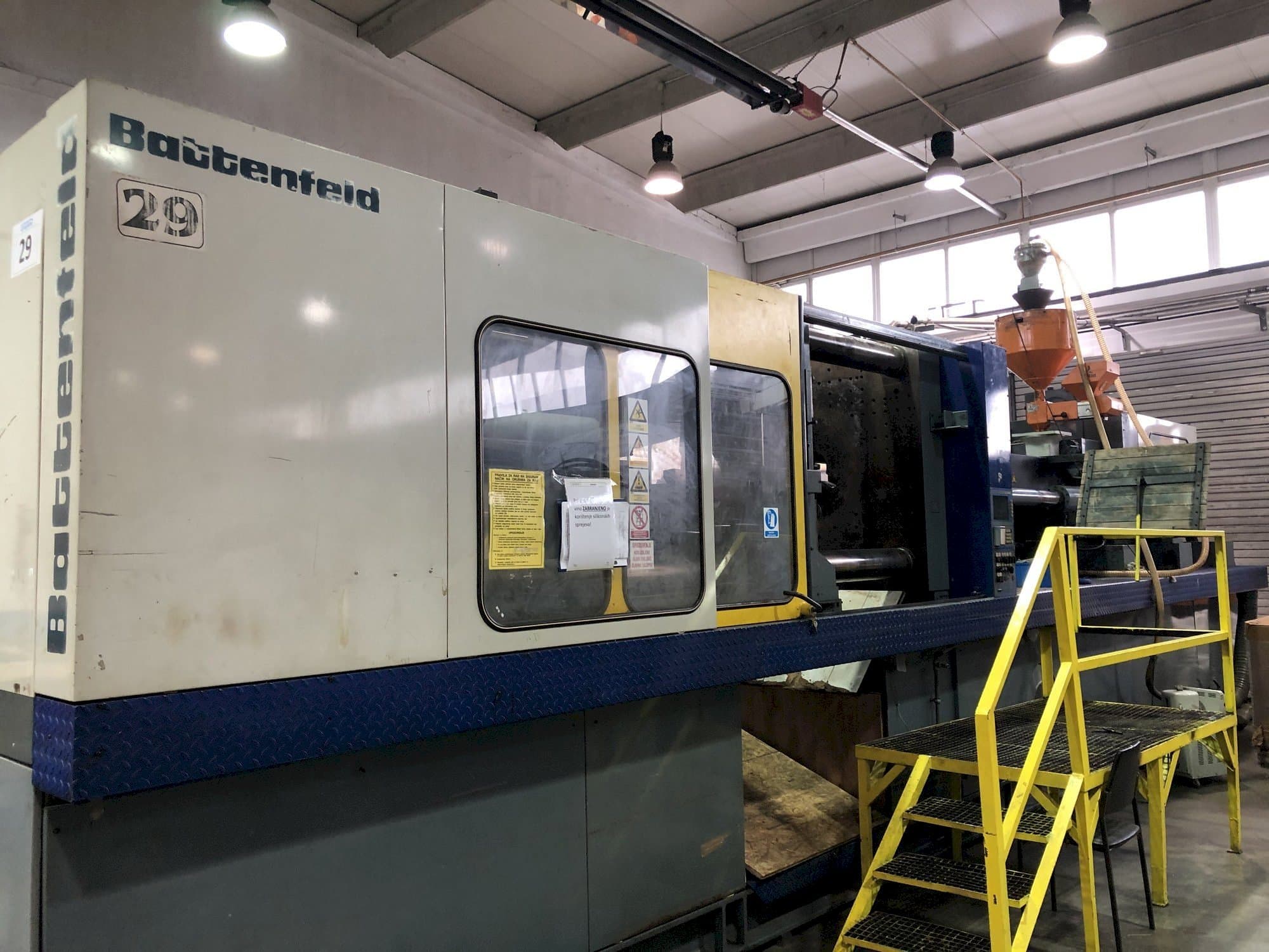 Vista frontal de la máquina Battenfeld BA-T 6500/6300