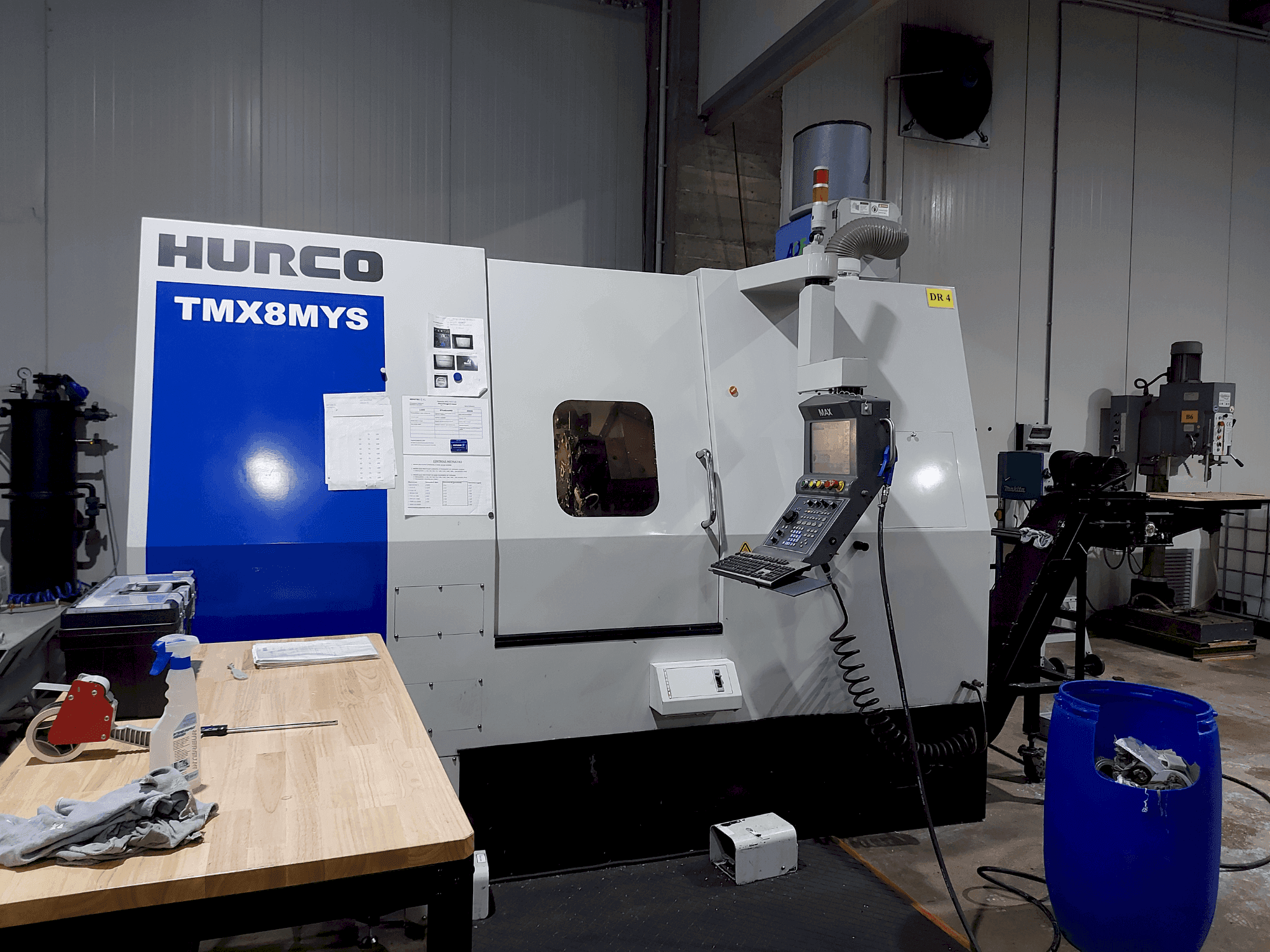 Vista frontal de la máquina Hurco TMX 8MYS